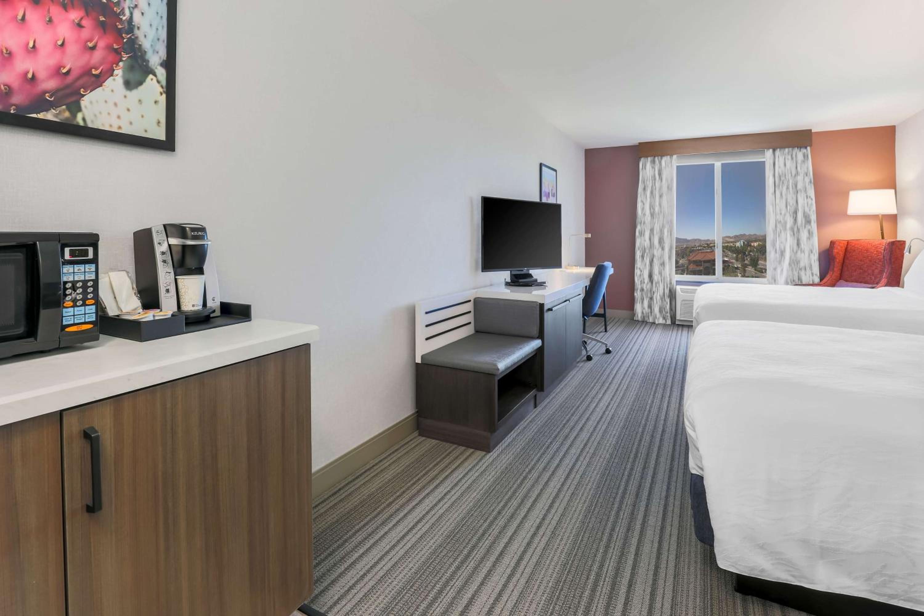 Queen Room with Two Queen Beds - Photo 5