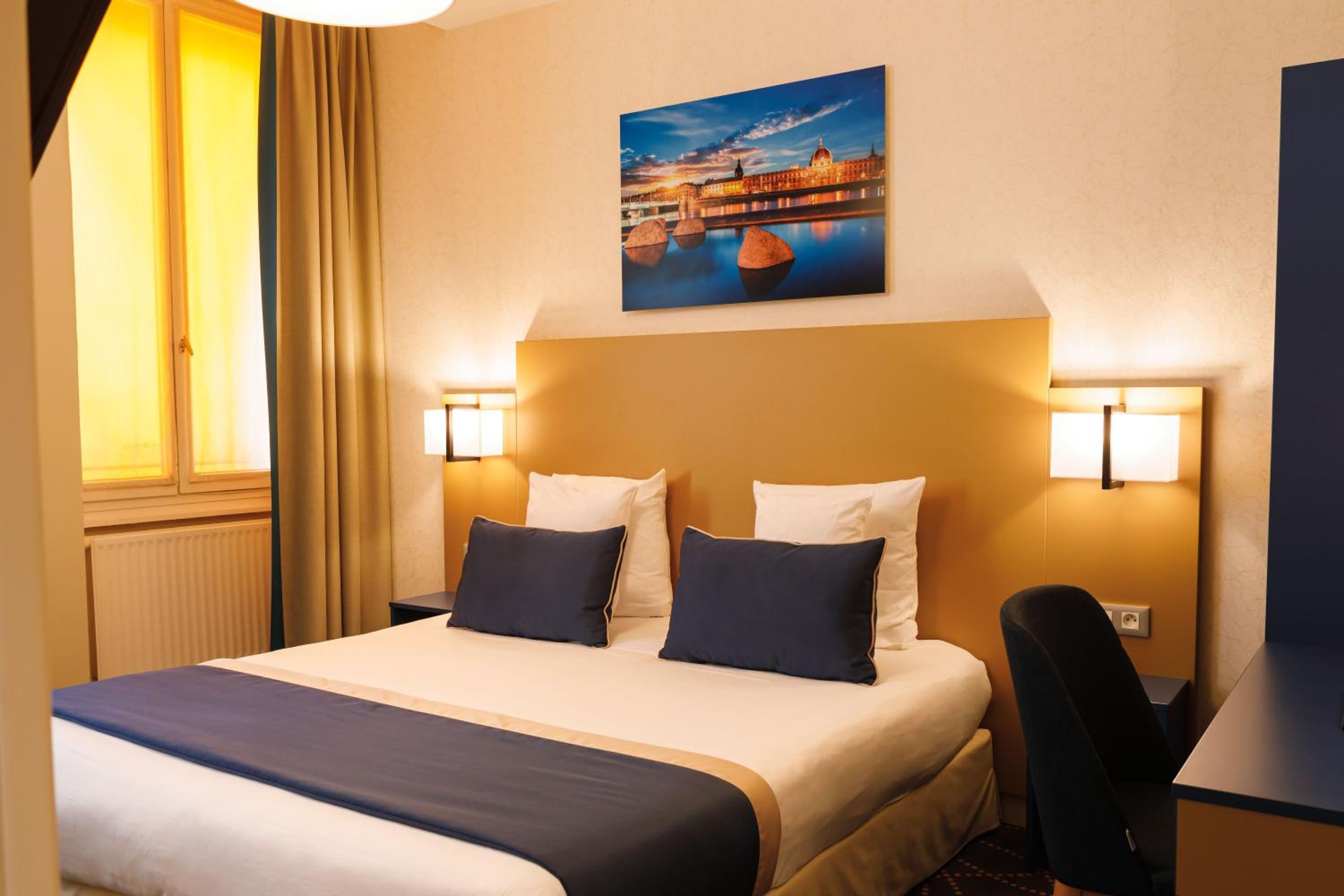 Air-conditioned Superior Double  Room thumbnail 6