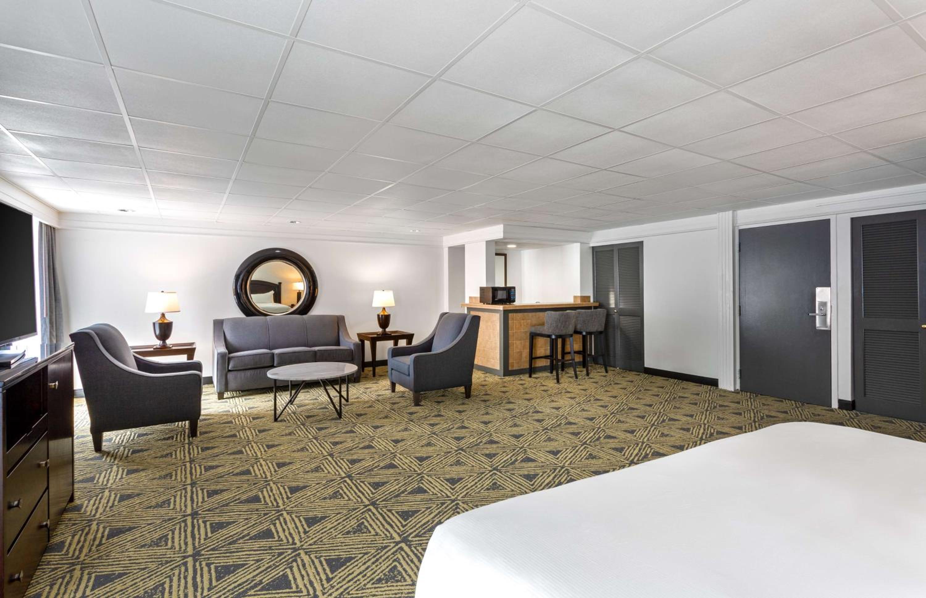Junior King Suite - Non-Smoking photo 1