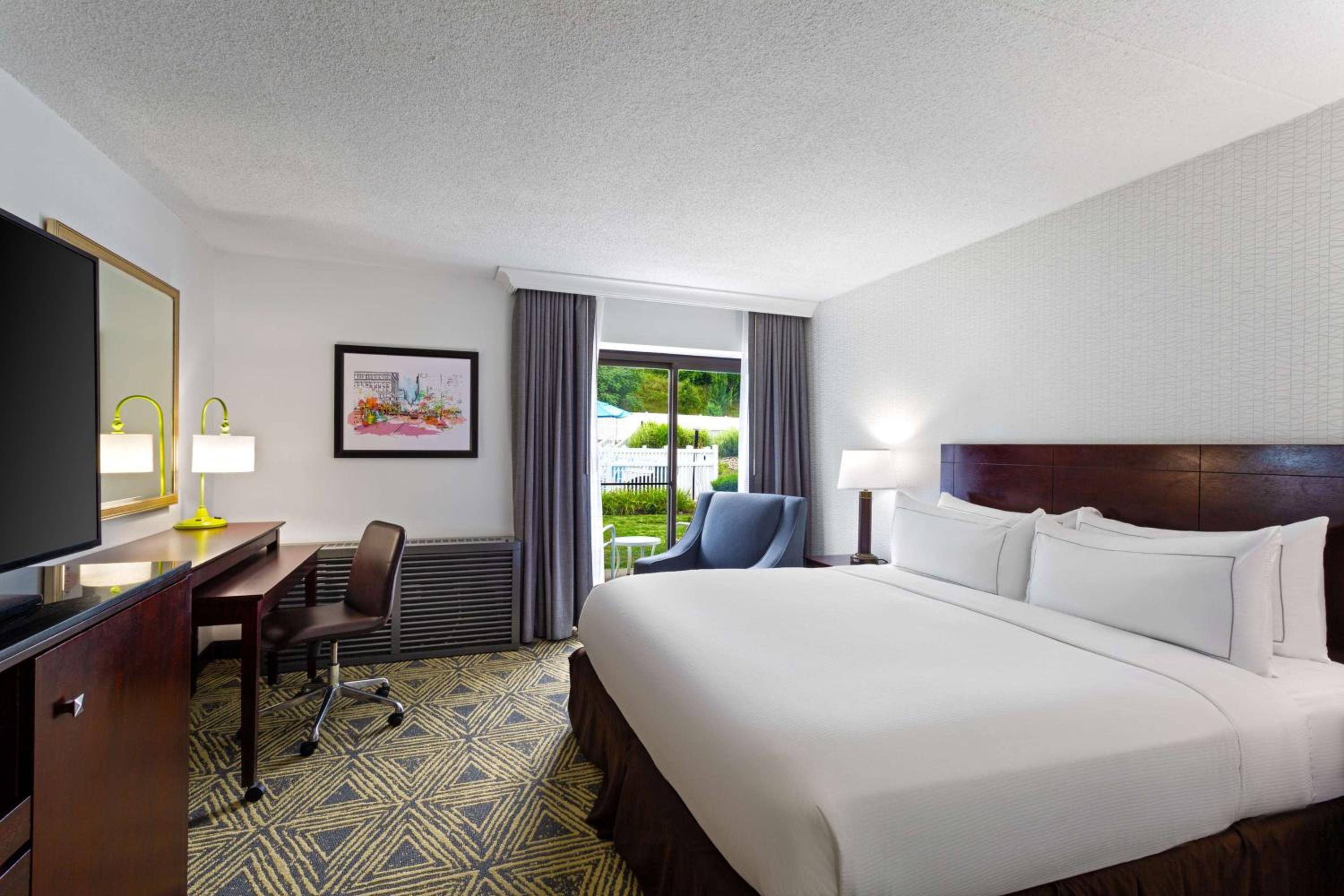 King Room with Roll-In Shower - Mobility Access/Non-Smoking photo 1