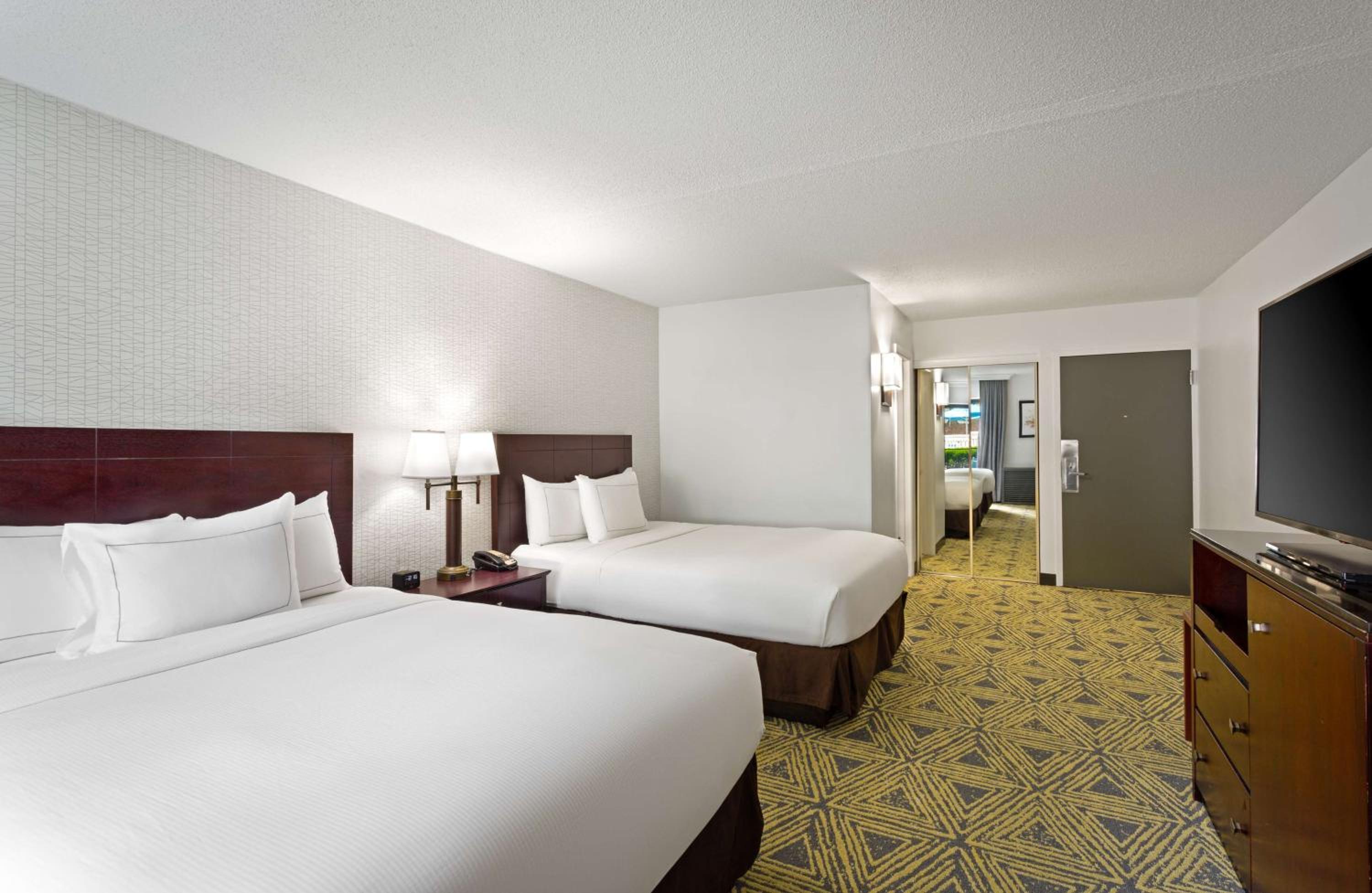 Queen Room with Two Queen Beds and Patio - Non-Smoking photo 3