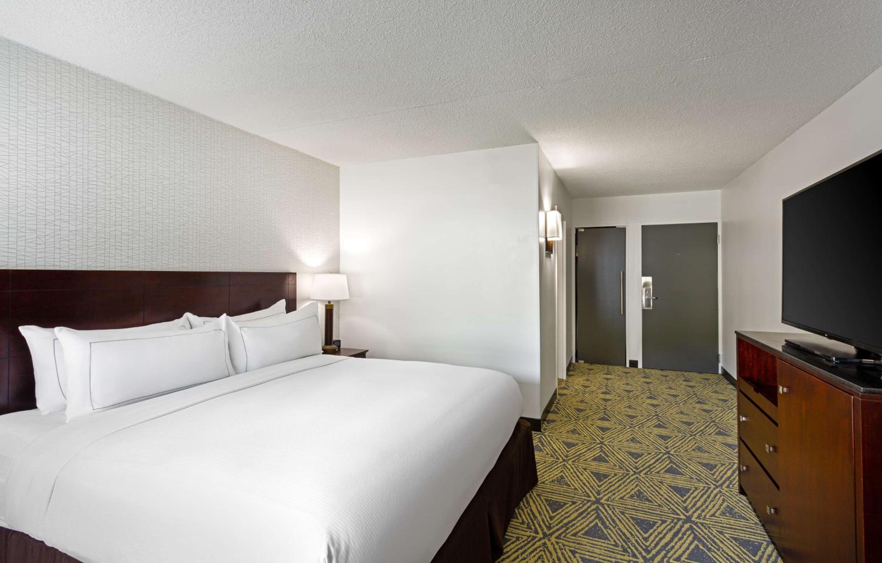 King Room with Roll-In Shower - Mobility Access/Non-Smoking photo 2