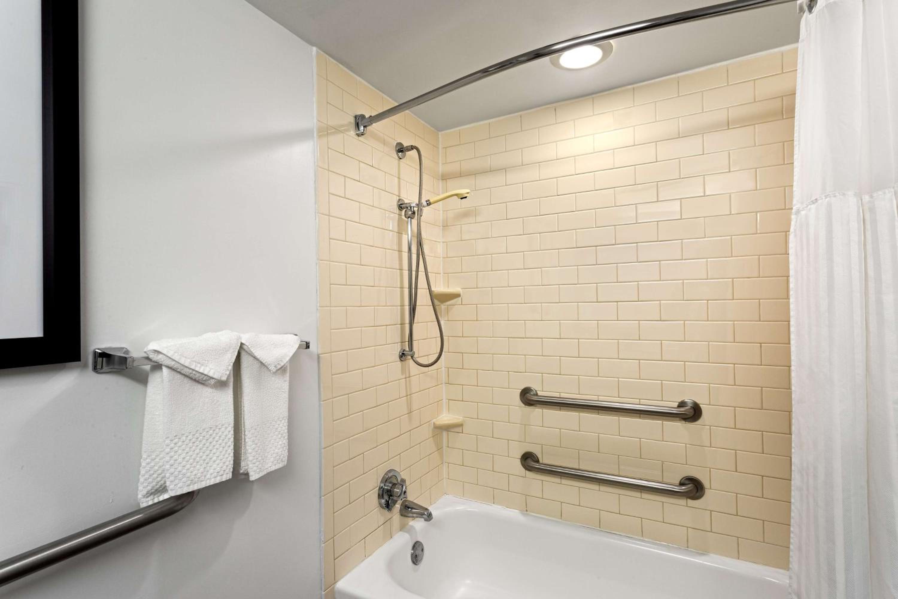 Queen Room with Two Queen Beds - Mobility Accessible/Non-Smoking photo 3