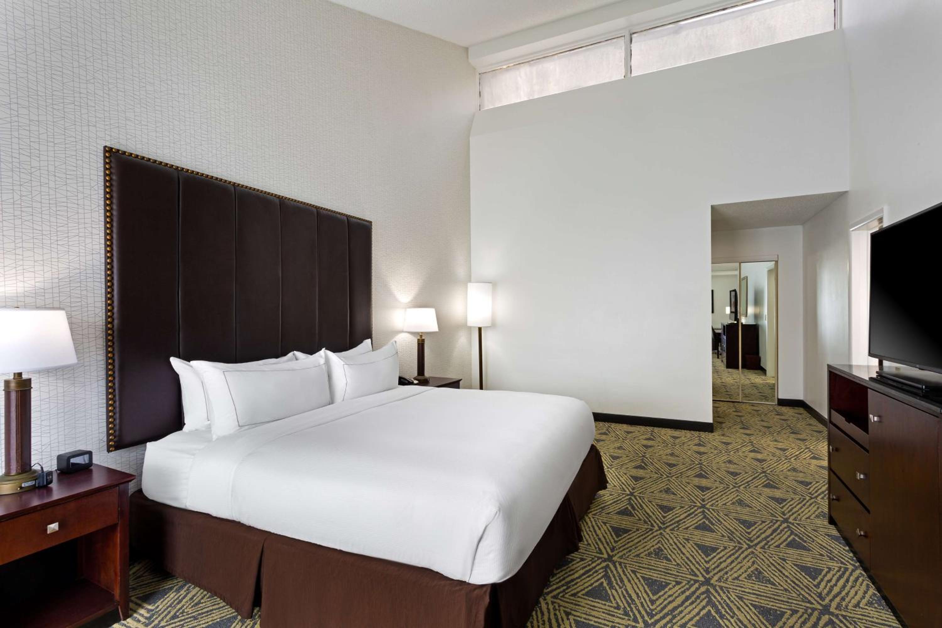 Queen Room with Two Queen Beds - Mobility Accessible/Non-Smoking photo 2