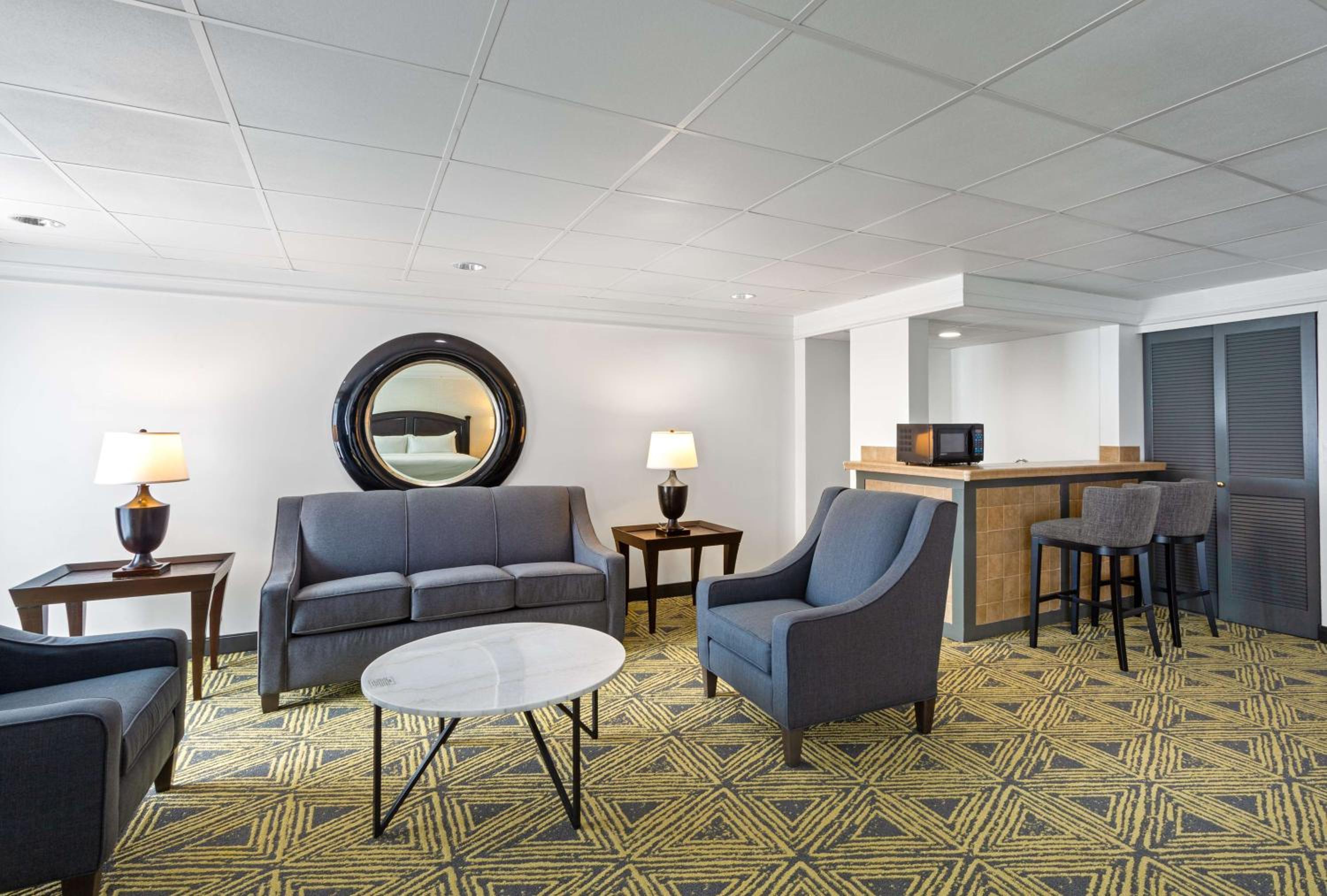 Junior King Suite - Non-Smoking photo 2