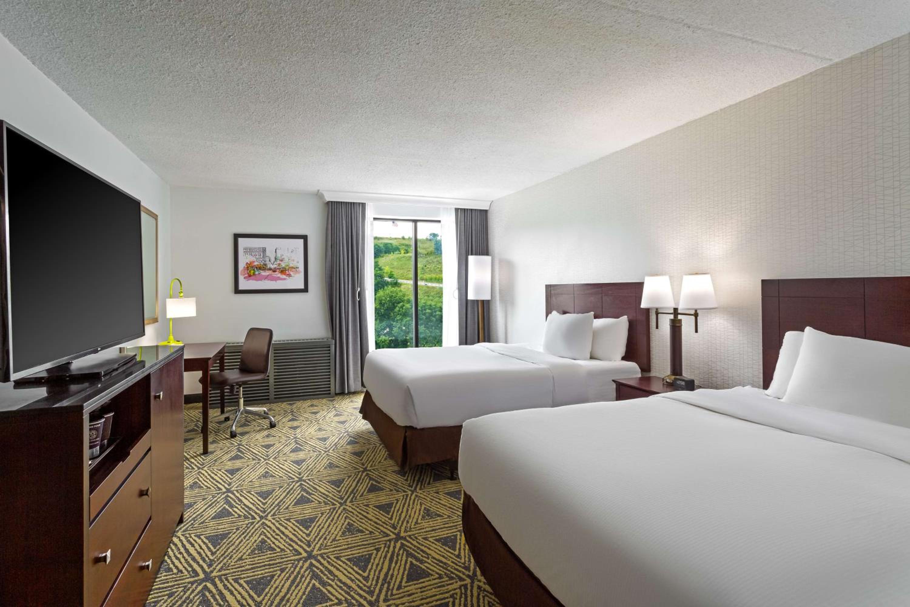 Queen Room with Two Queen Beds - Non-Smoking photo 3