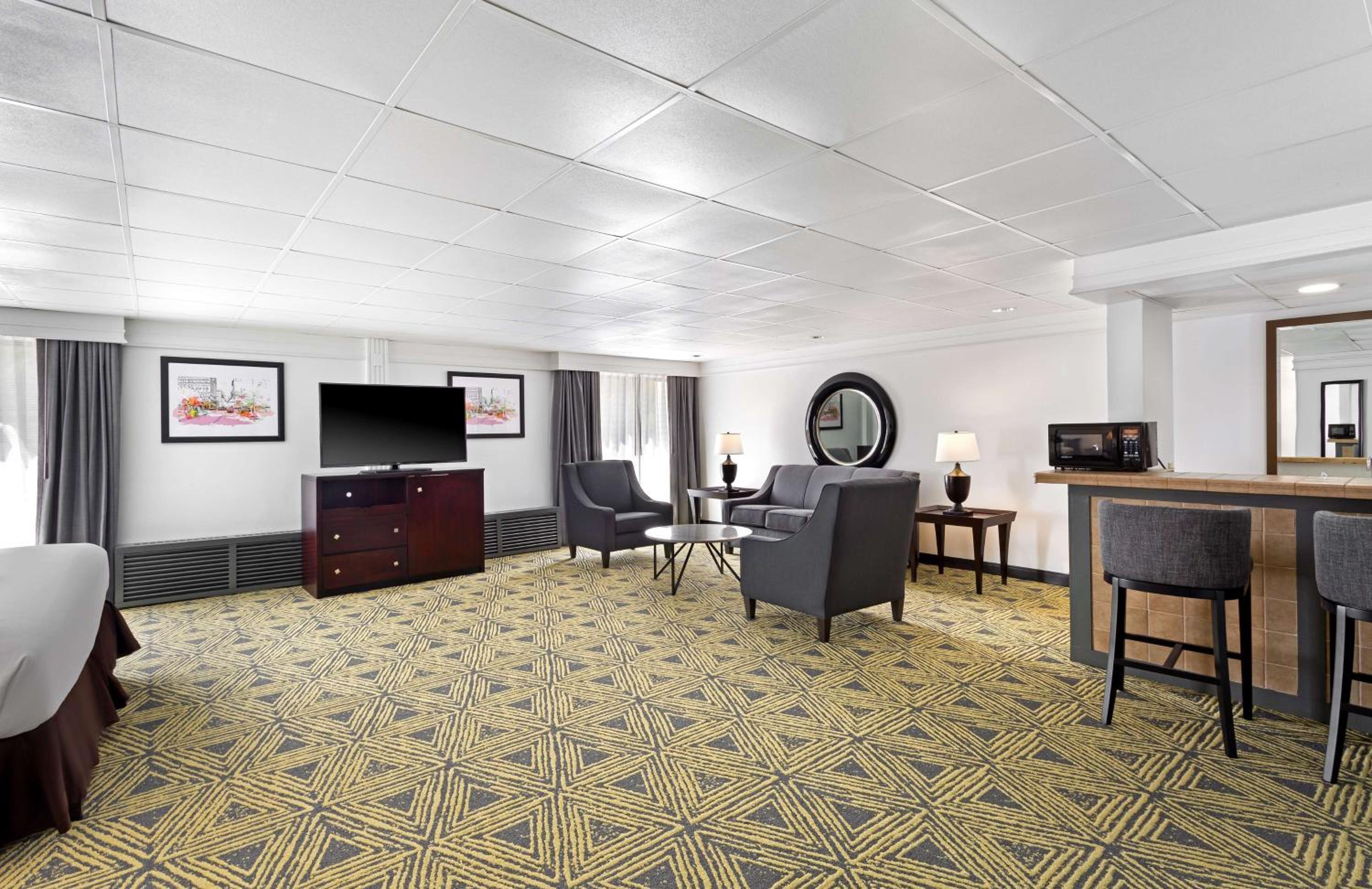 Junior King Suite - Non-Smoking photo 3