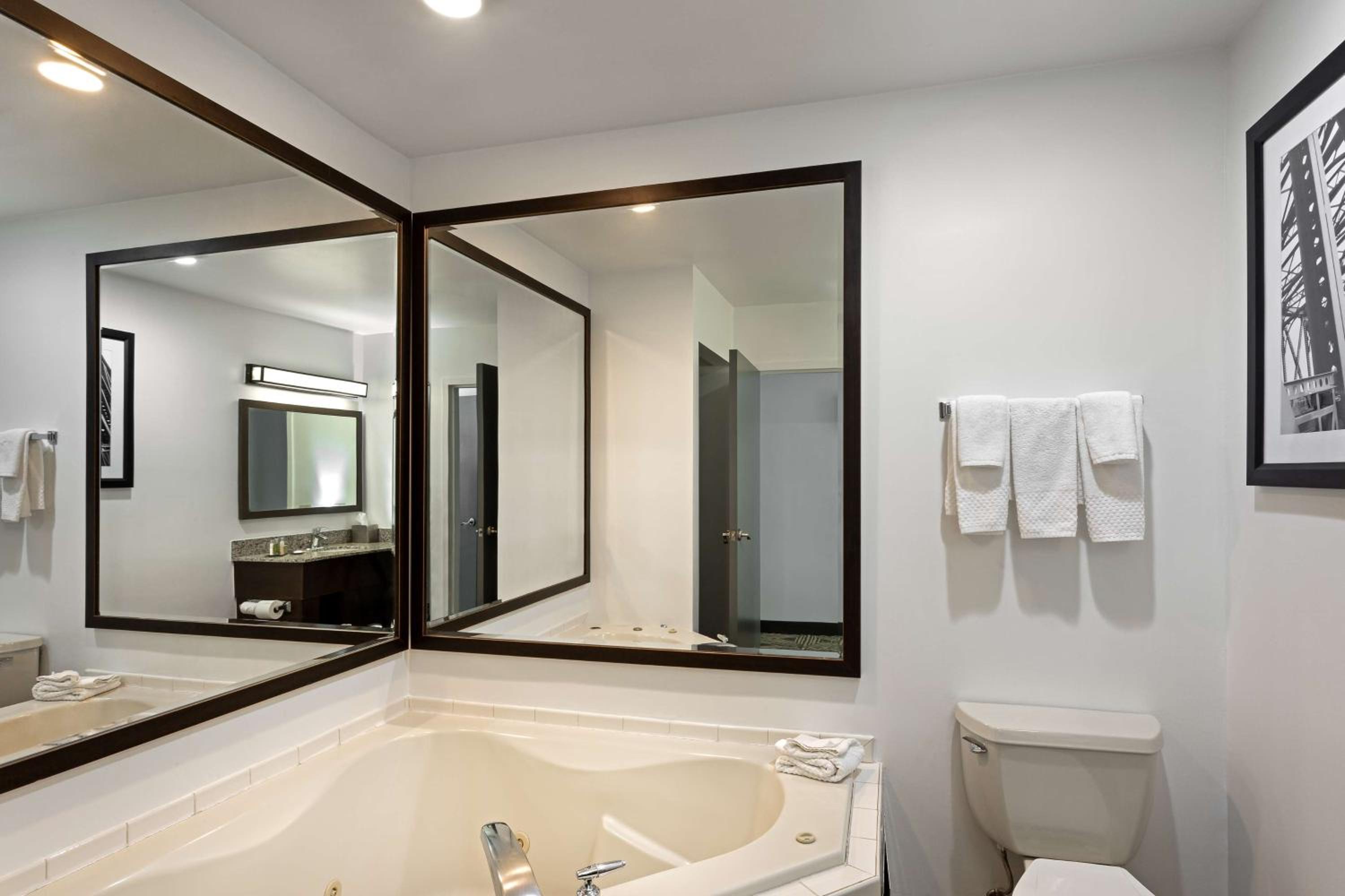King Room with Poolside Patio and Whirlpool - Non-Smoking photo 2