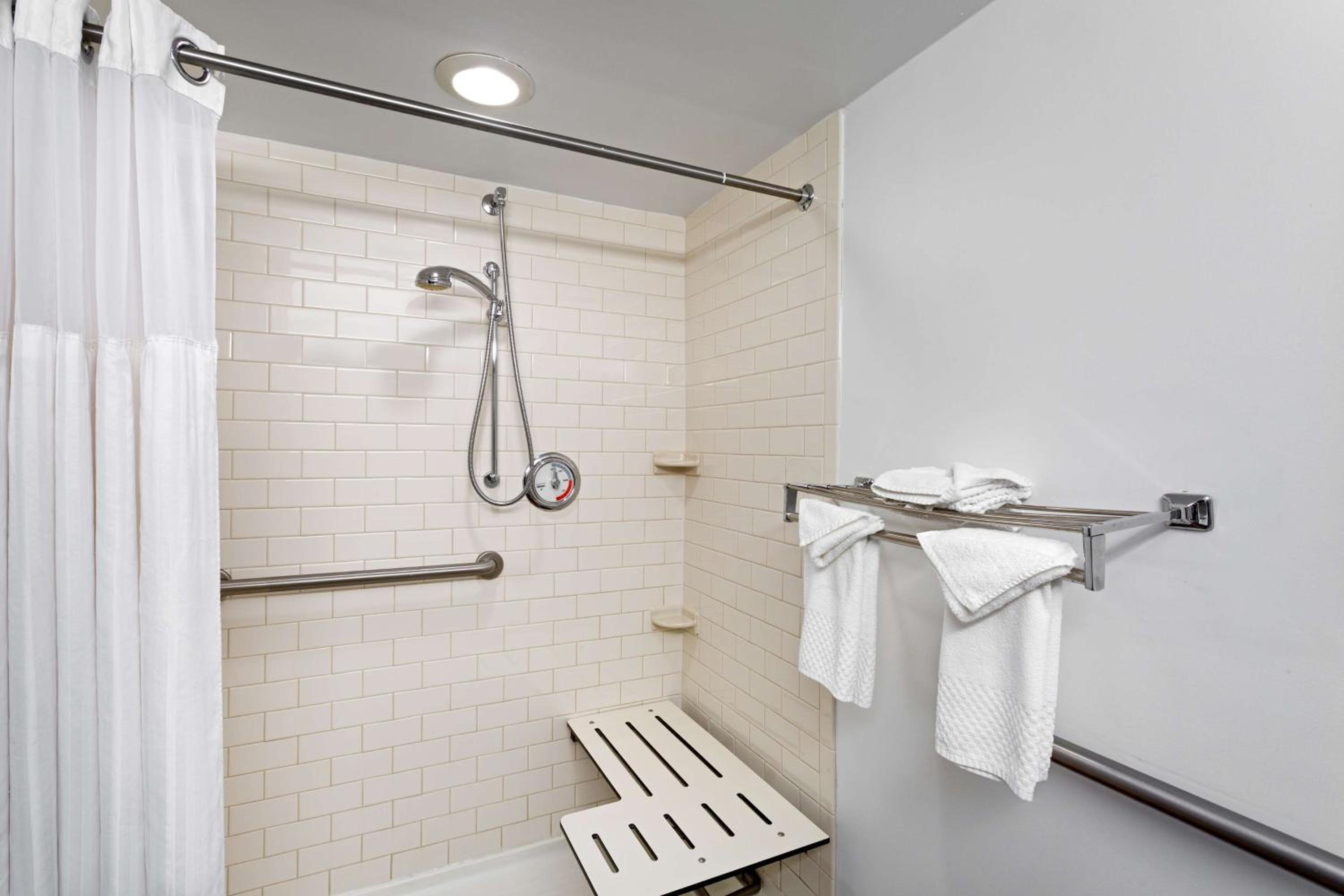 King Room with Roll-In Shower - Mobility Access/Non-Smoking photo 3