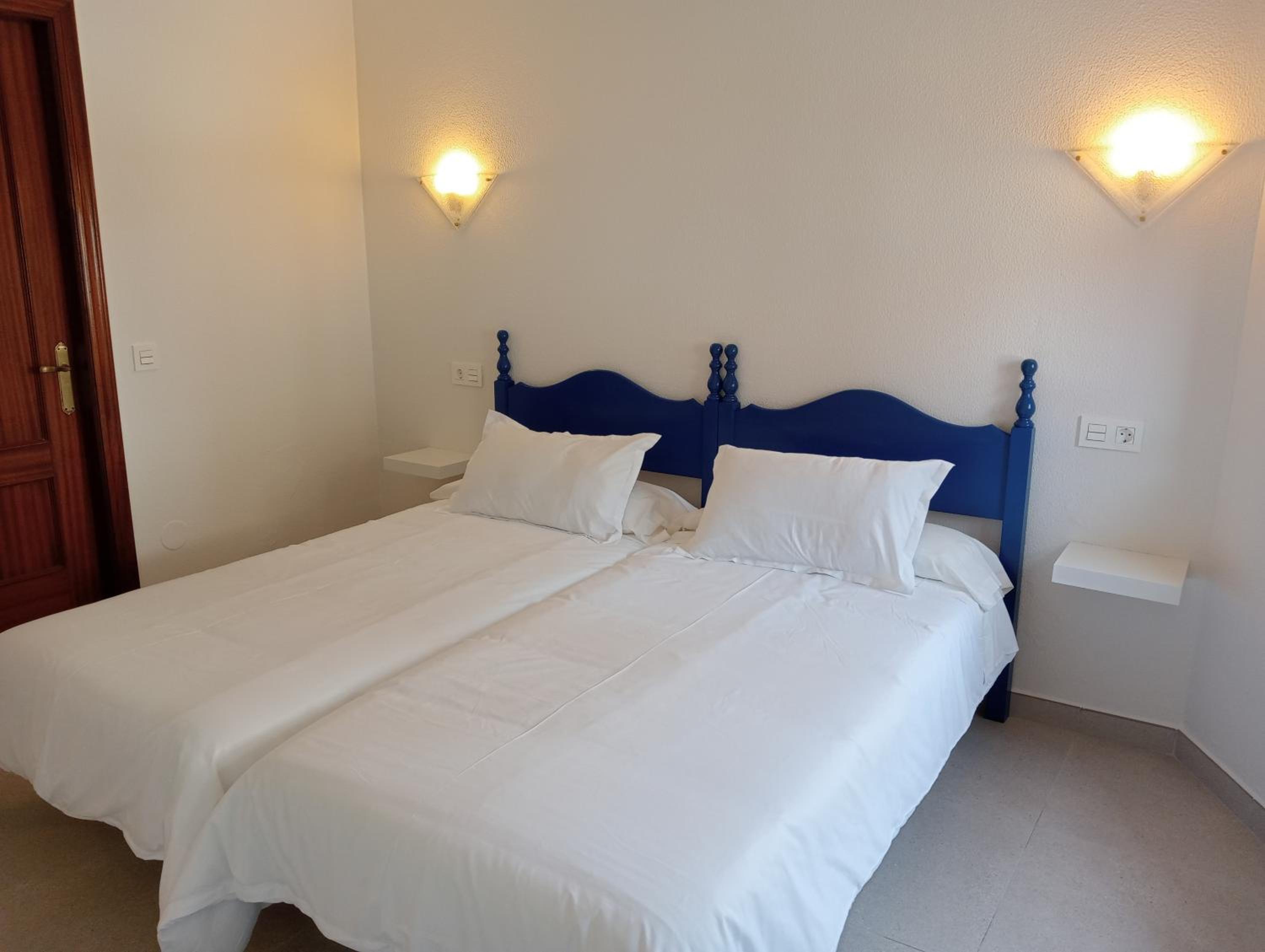 Twin Room with Extra Bed photo 2