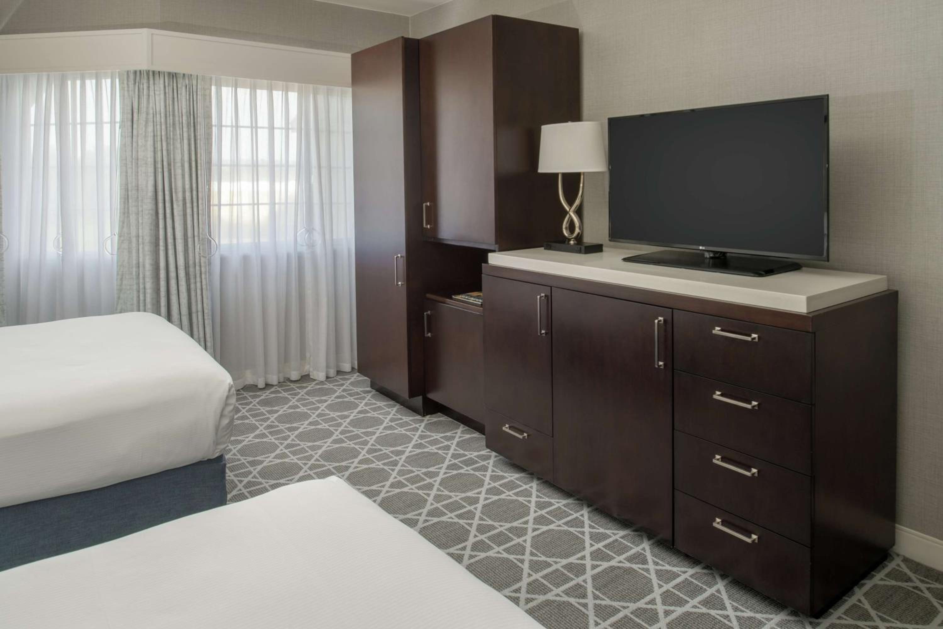 Queen Room with Two Queen Beds and Bath Tub - Mobility Accessible - Photo 3