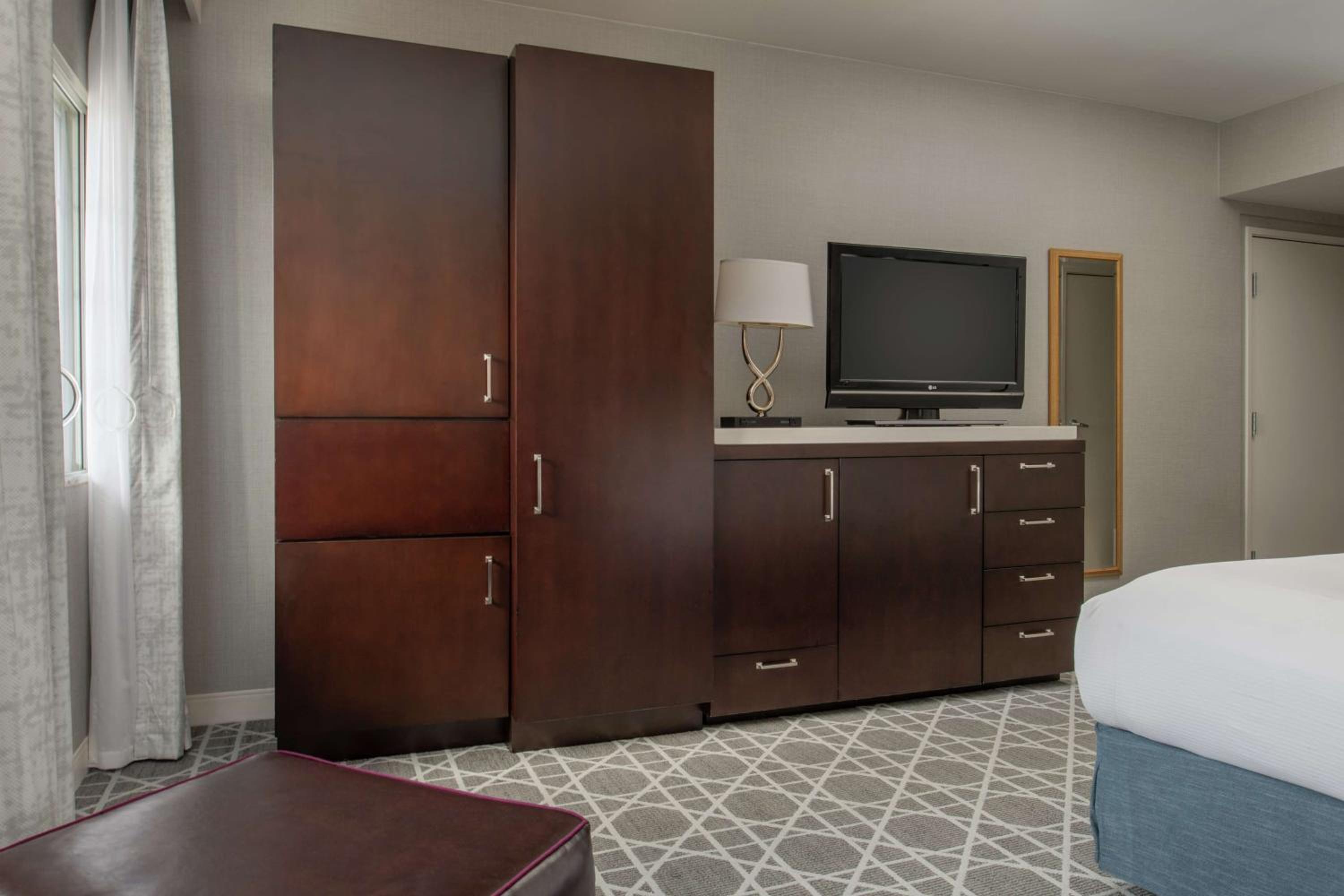 King Room with Bath Tub - Mobility Access - Photo 2