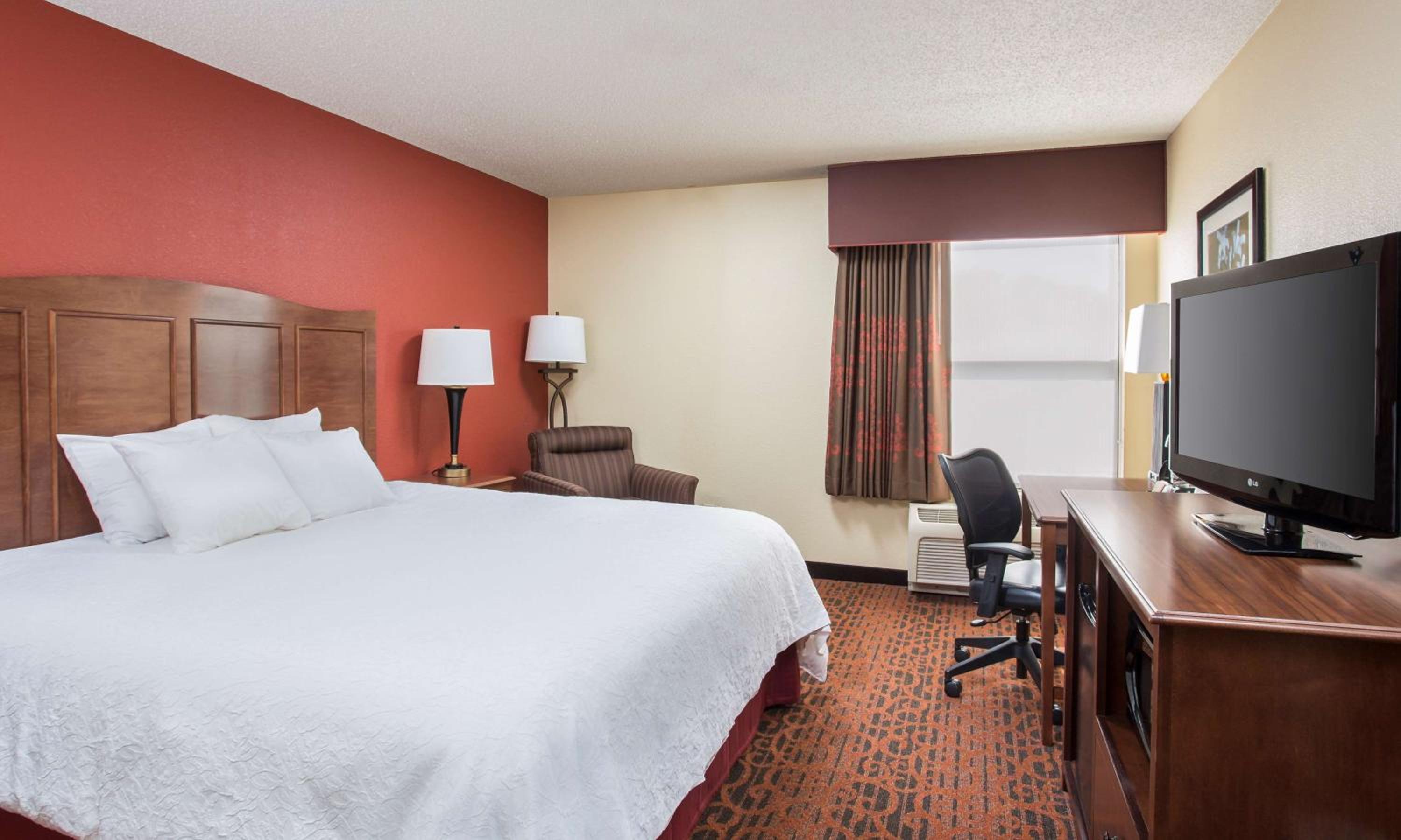 King Room with King Bed - Non-Smoking - Photo 2