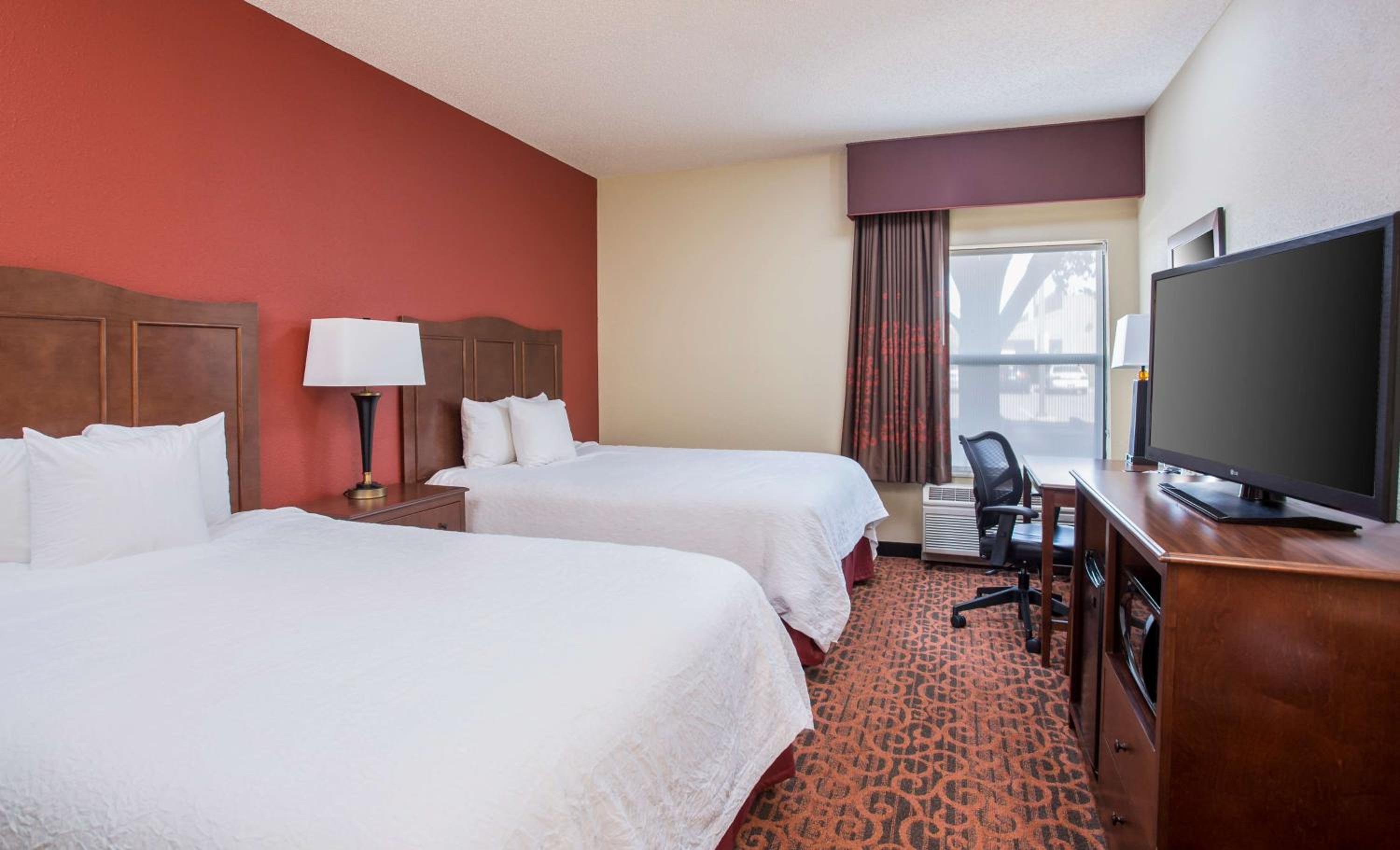 Room with Two Queen Beds - Non-Smoking - Photo 2