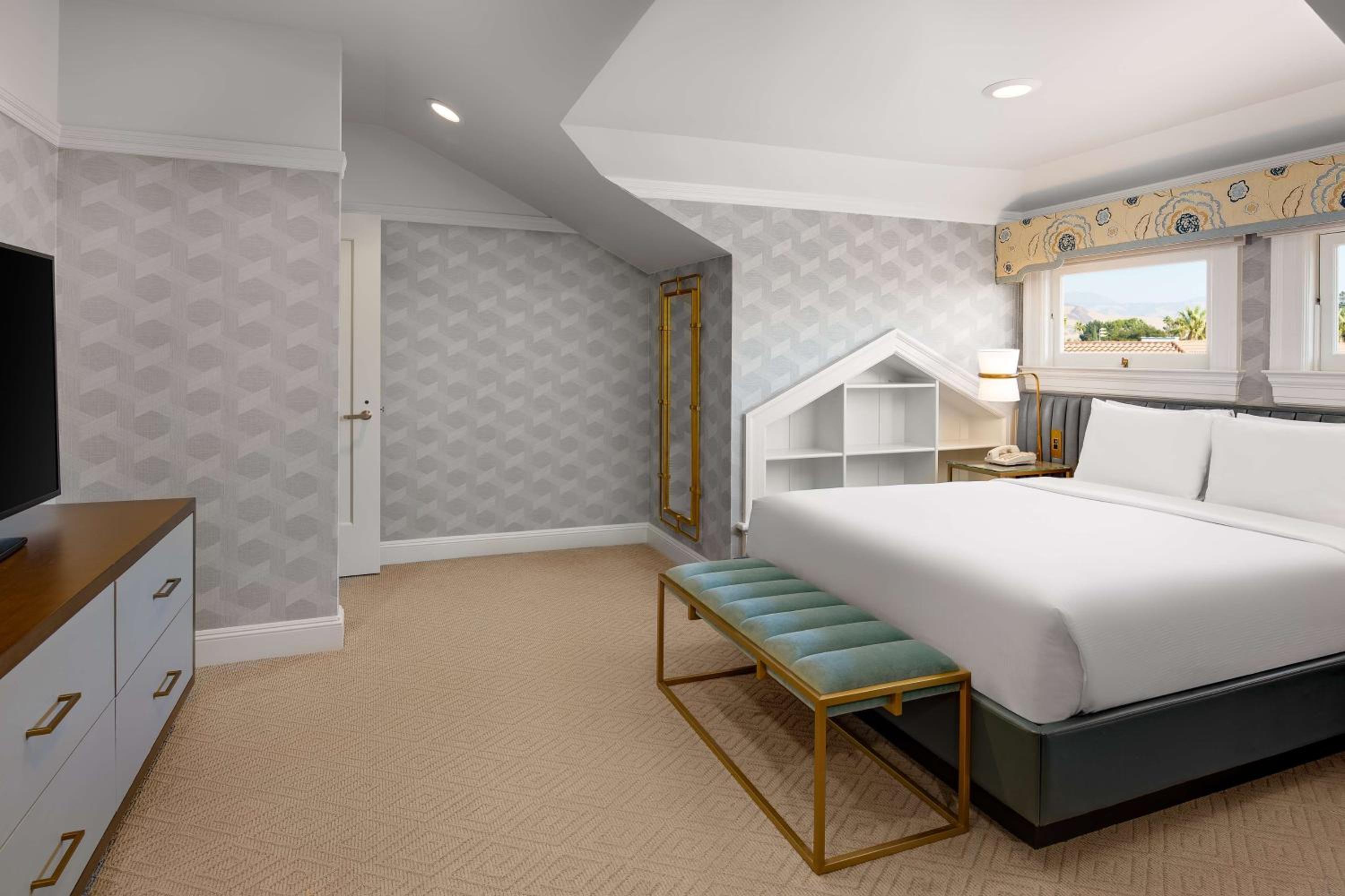Queen Suite with Patio - Photo 2