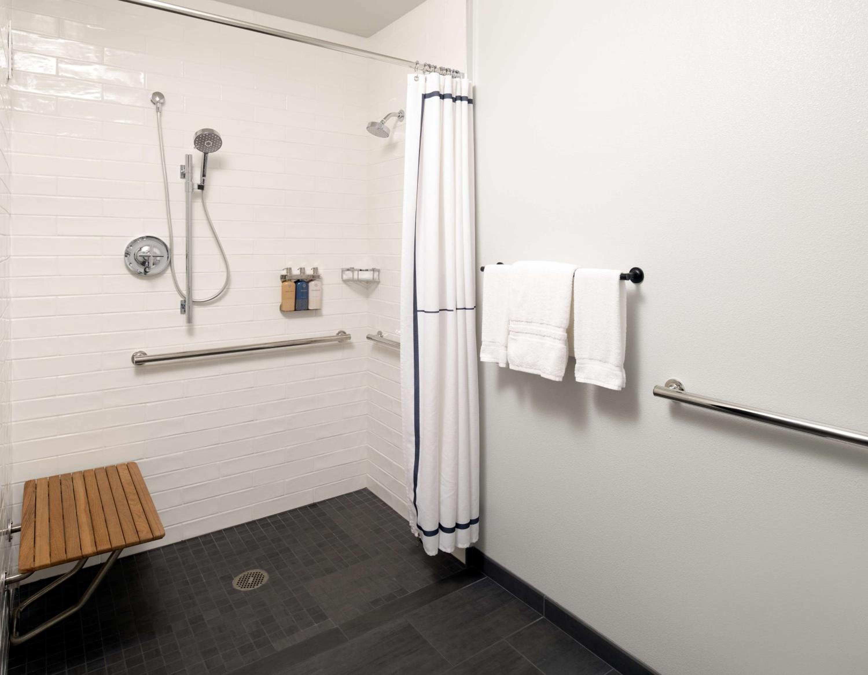 Queen Room with Two Queen Beds and Roll-In Shower - Mobility Access - Photo 5