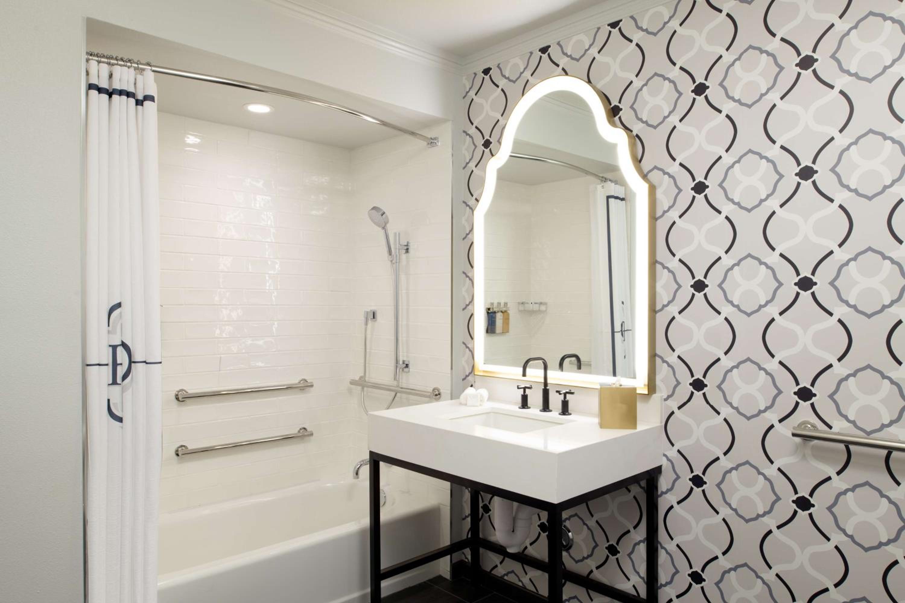 Queen Room with Two Queen Beds and 3X3 Shower - Mobility Access - Photo 7