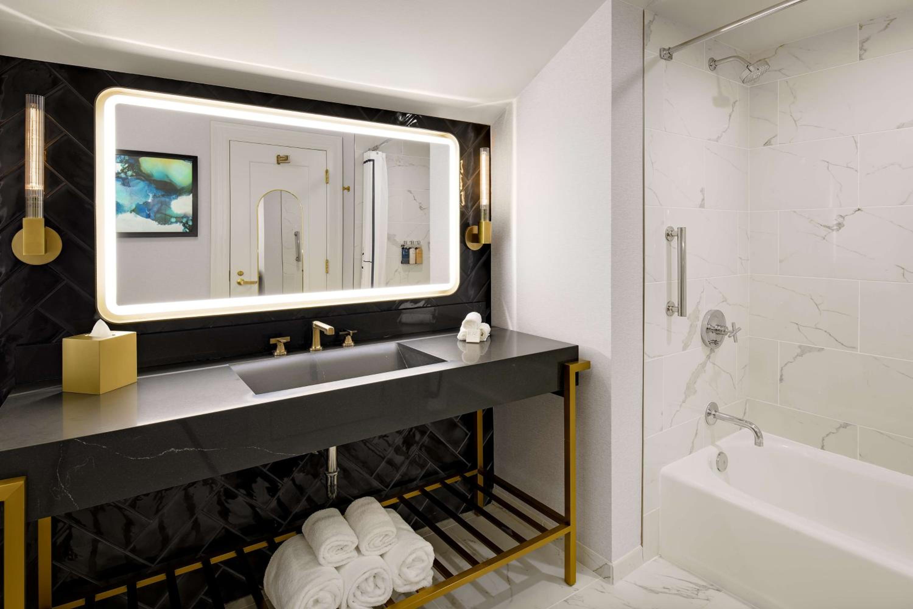 Queen Suite with Patio - Photo 5