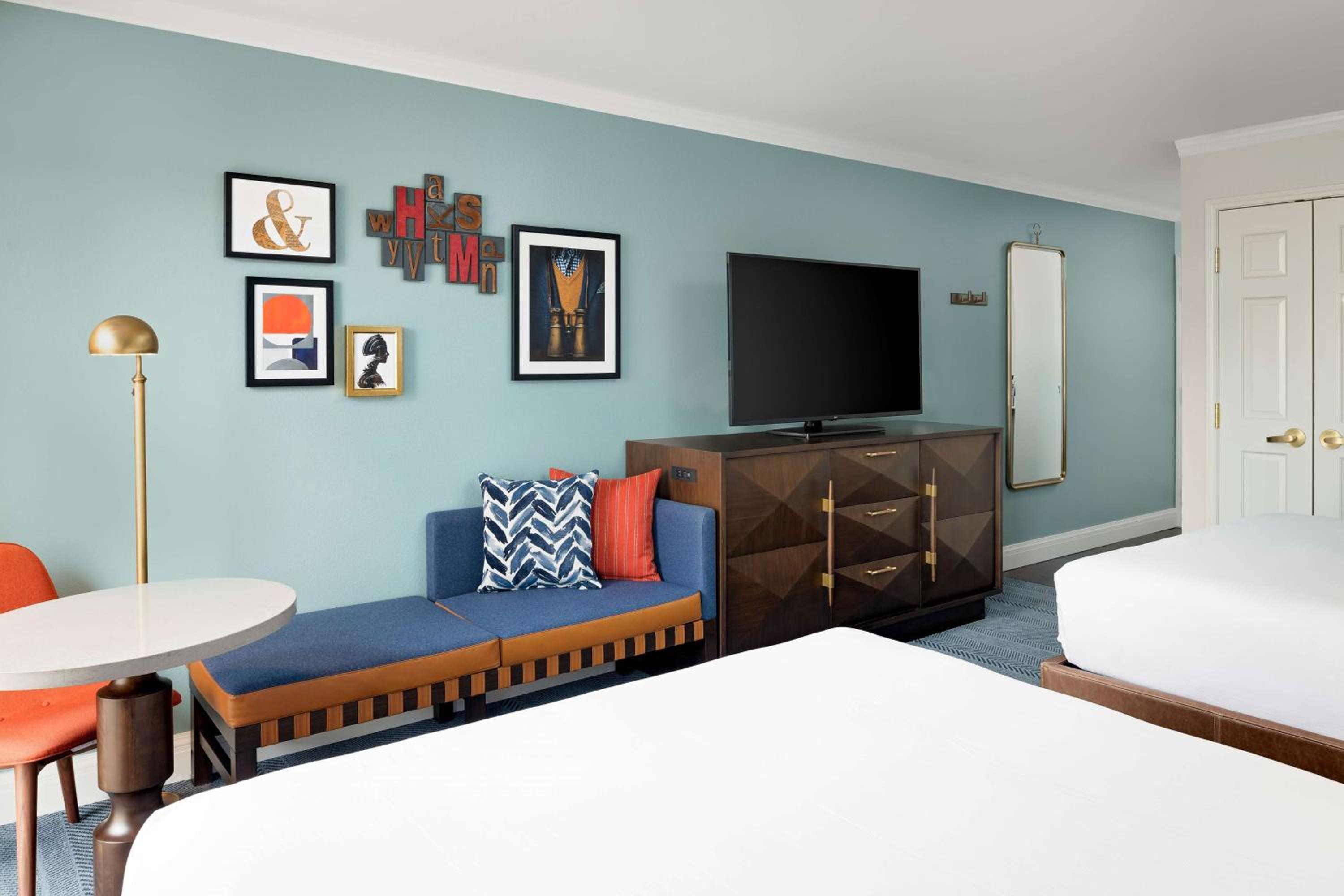 Queen Room with Two Queen Beds - Photo 4