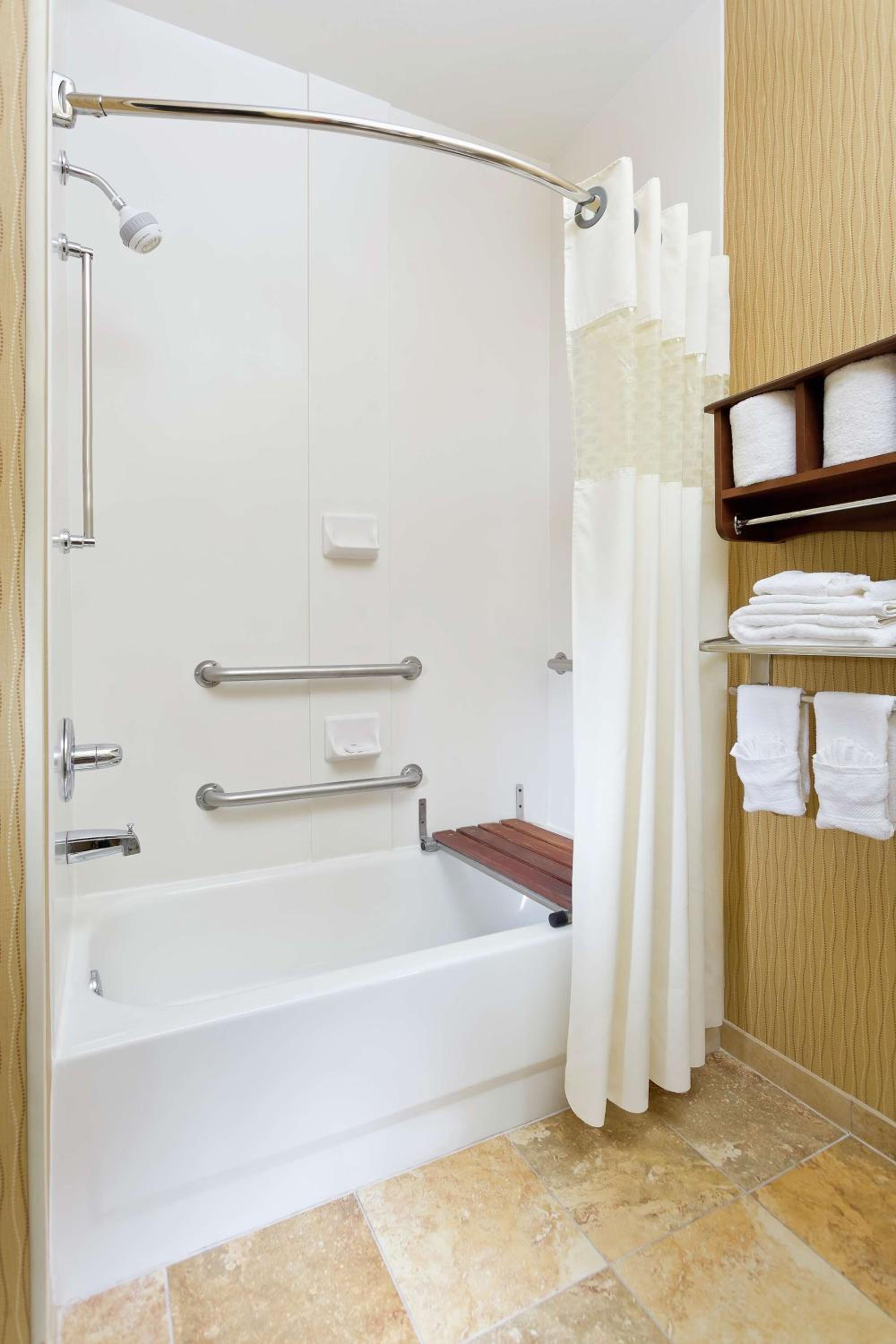 Room with Two Queen Beds - Non-Smoking - Photo 2