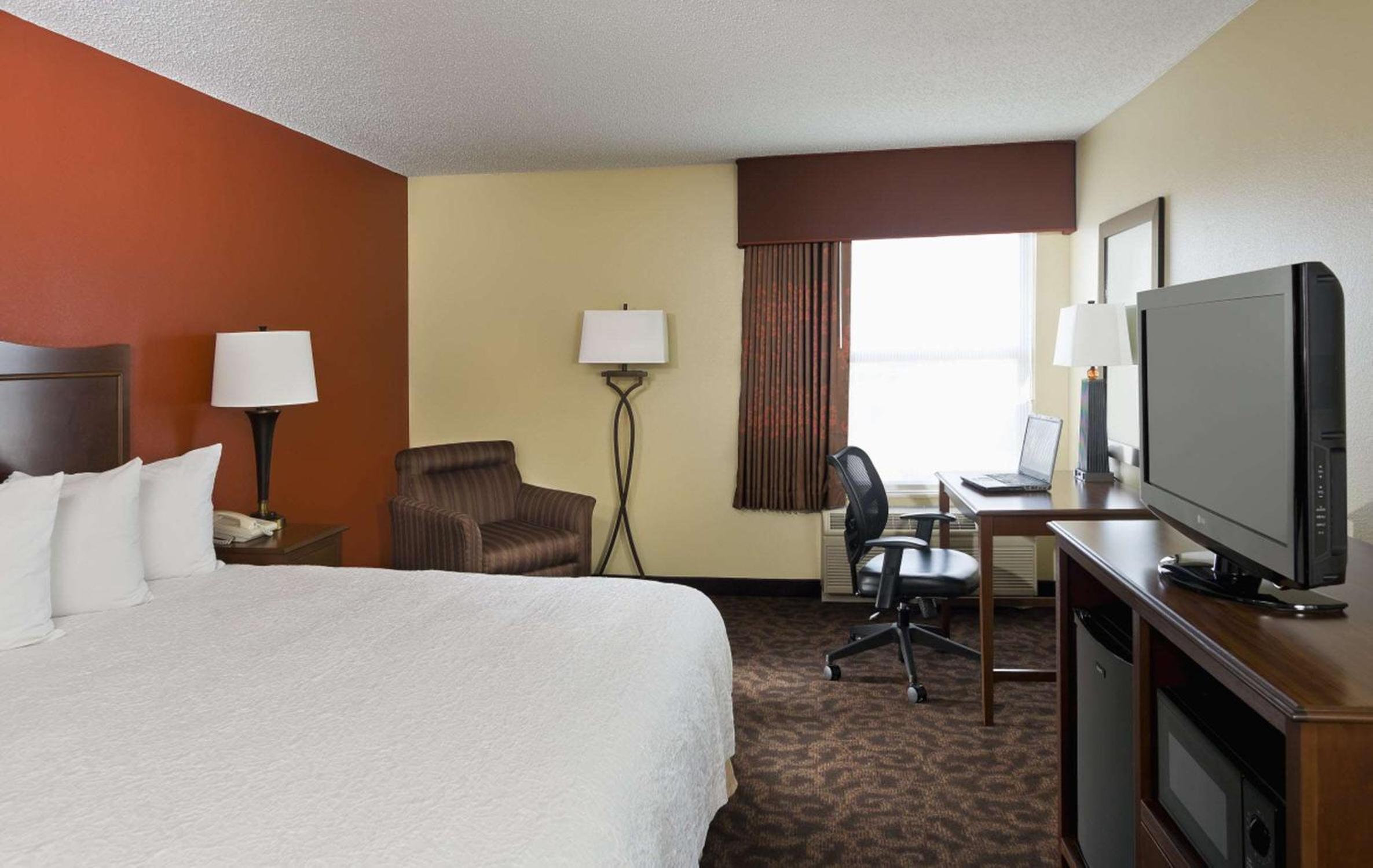 King Room with King Bed - Non-Smoking - Photo 4