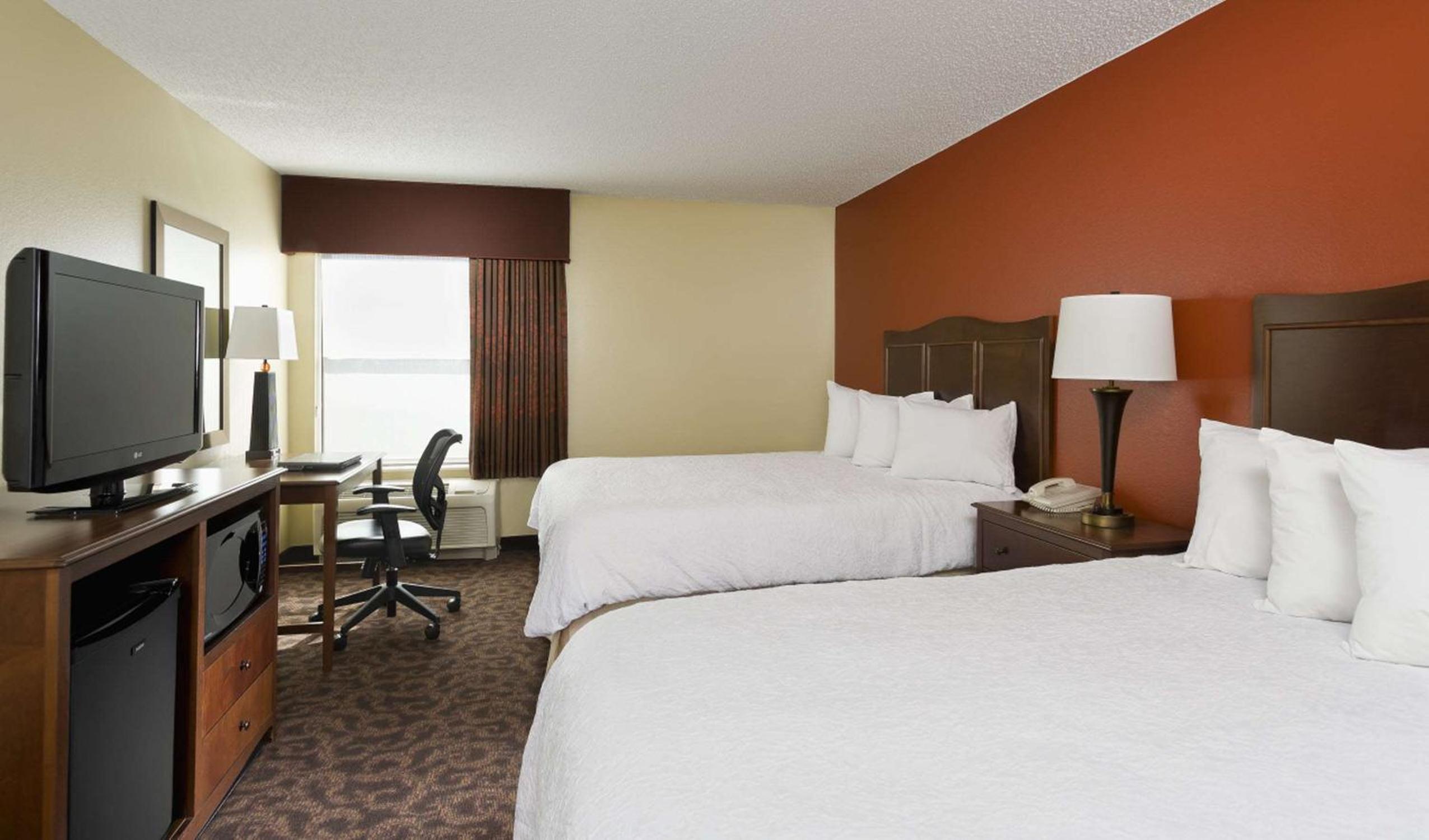 Room with Two Queen Beds - Non-Smoking - Photo 3