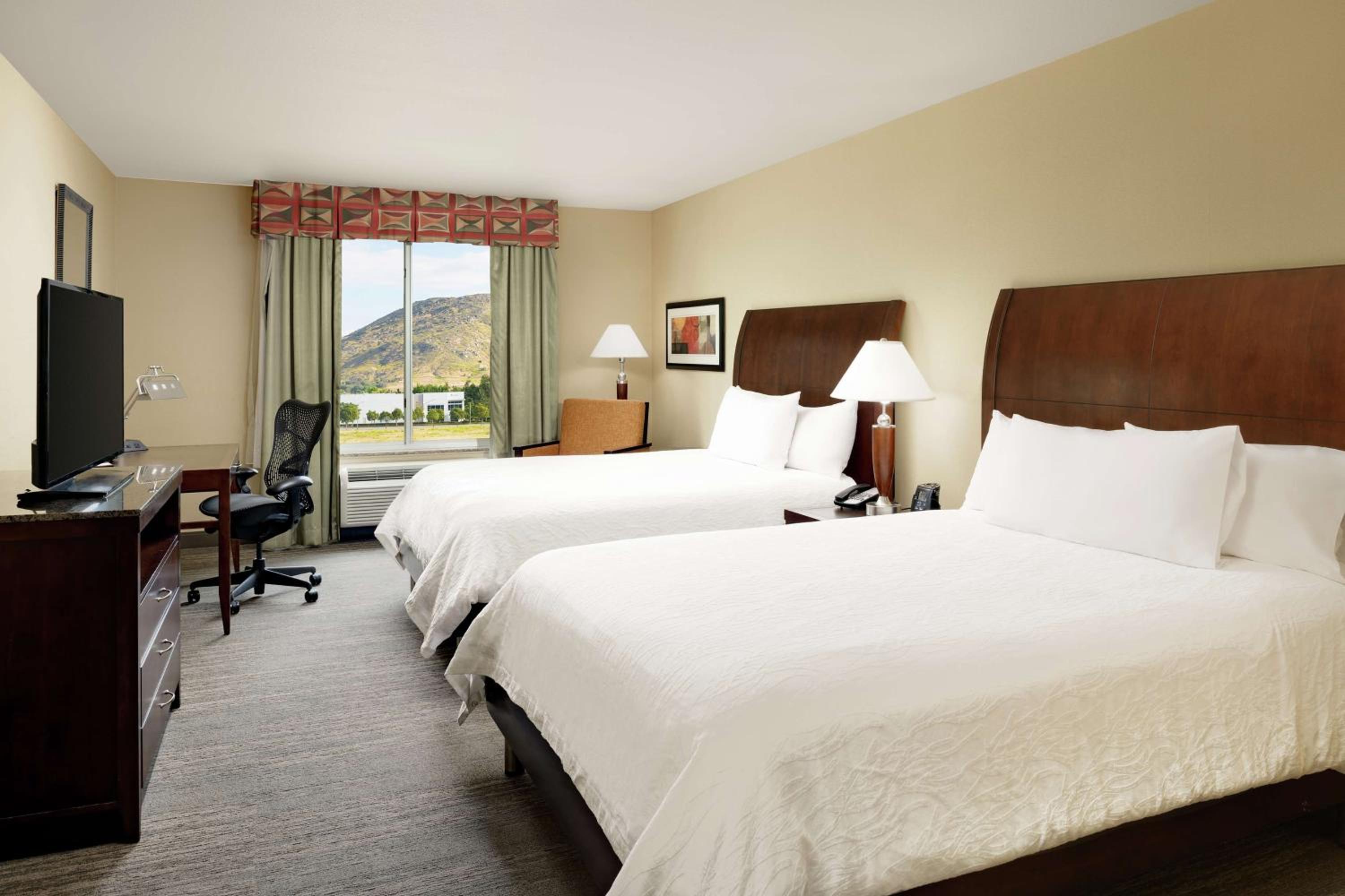 Queen Room with Two Queen Beds - Photo 4