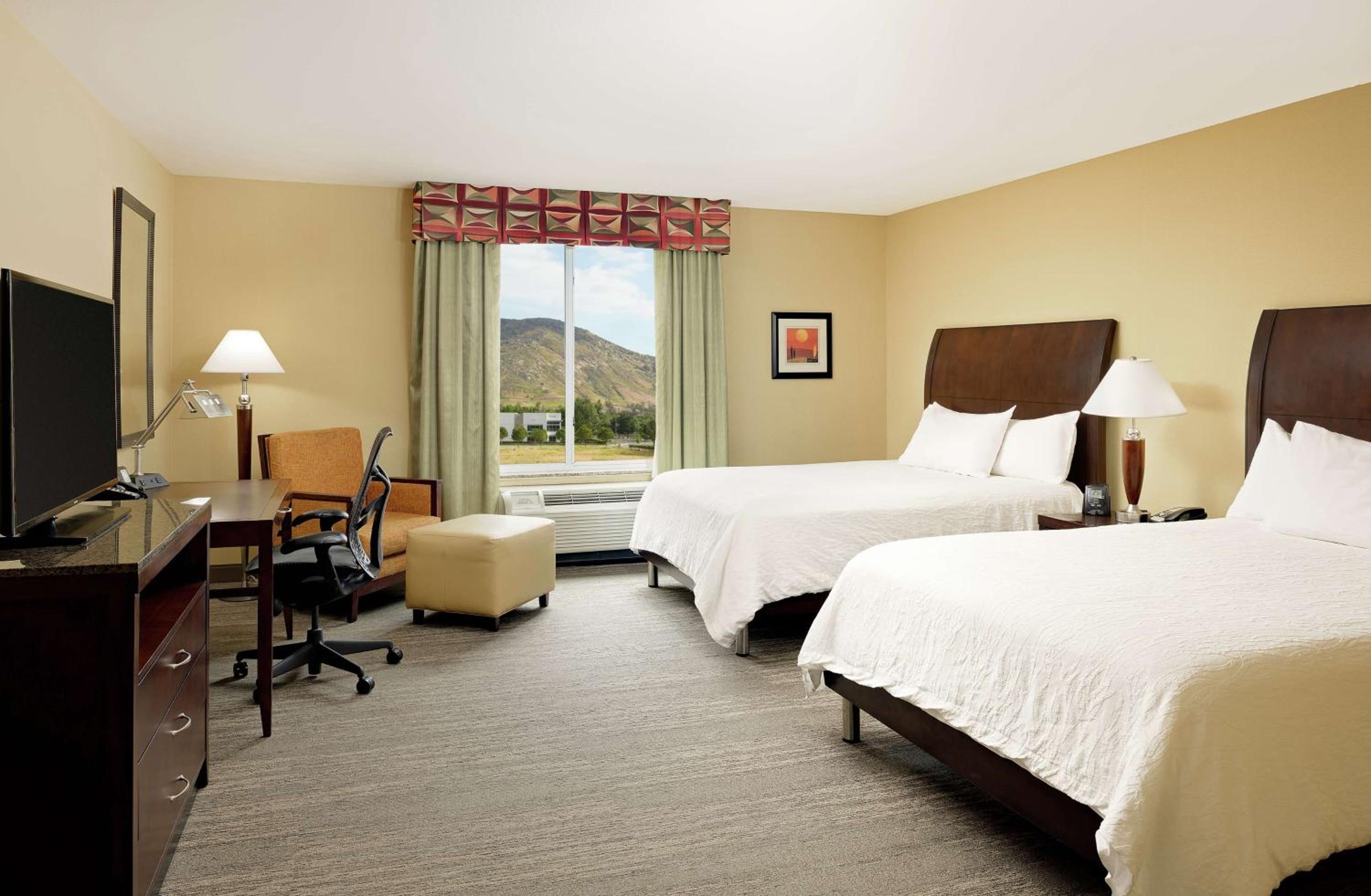 Queen Room with Two Queen Beds - Photo 2