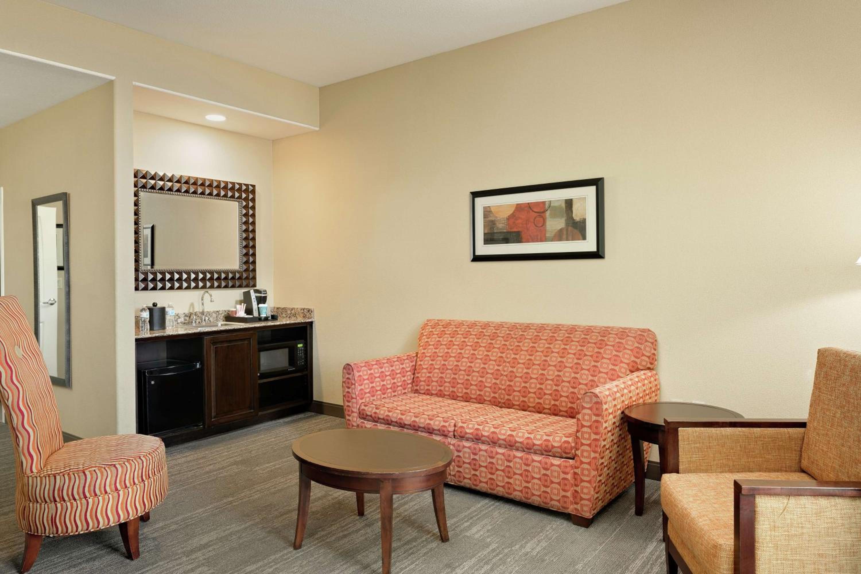 Deluxe King Suite with Roll-In Shower - Photo 5