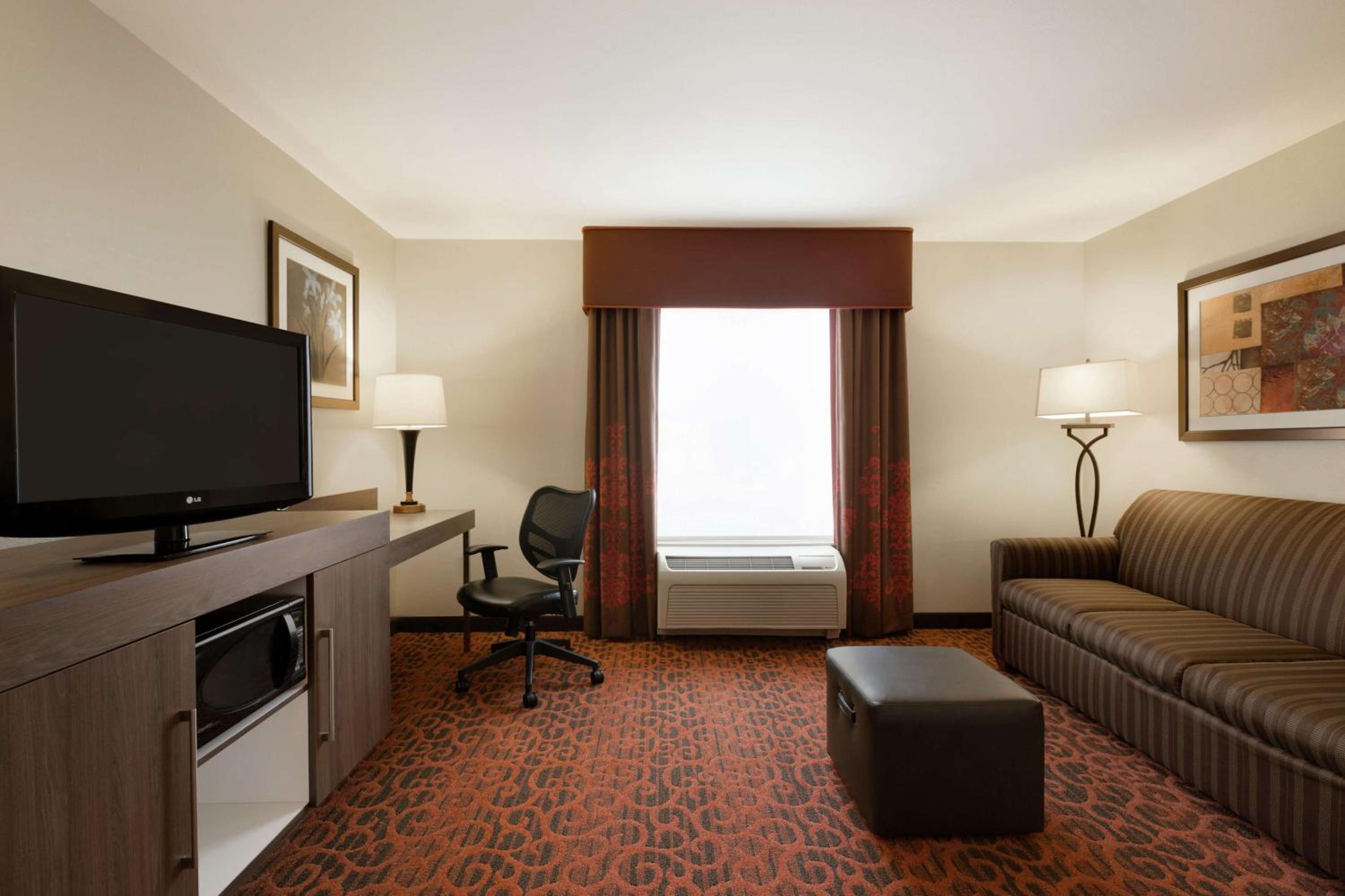 King Room with Sofa Bed and Study - Non-Smoking - Photo 3
