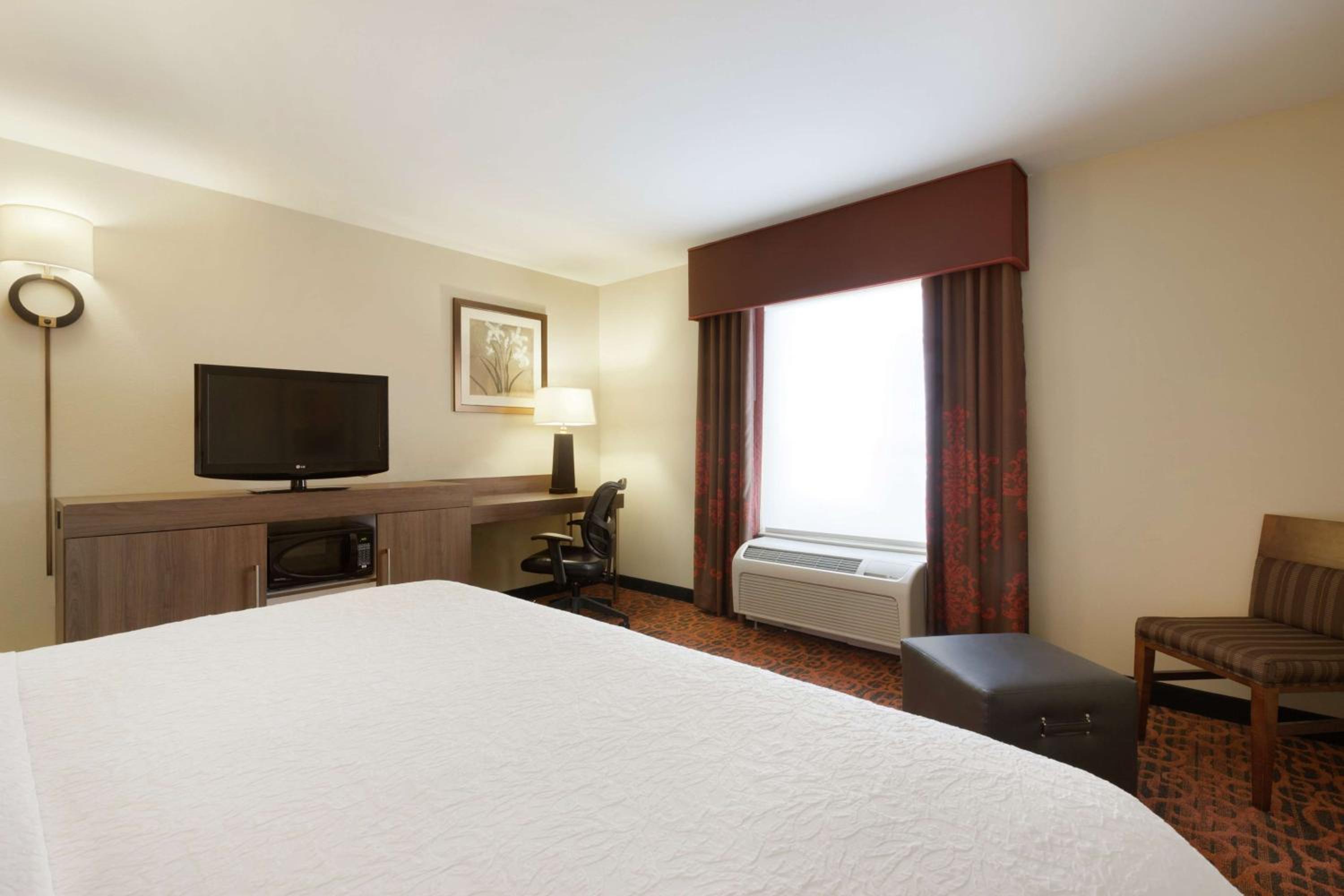 King Room with King Bed - Non-Smoking - Photo 2