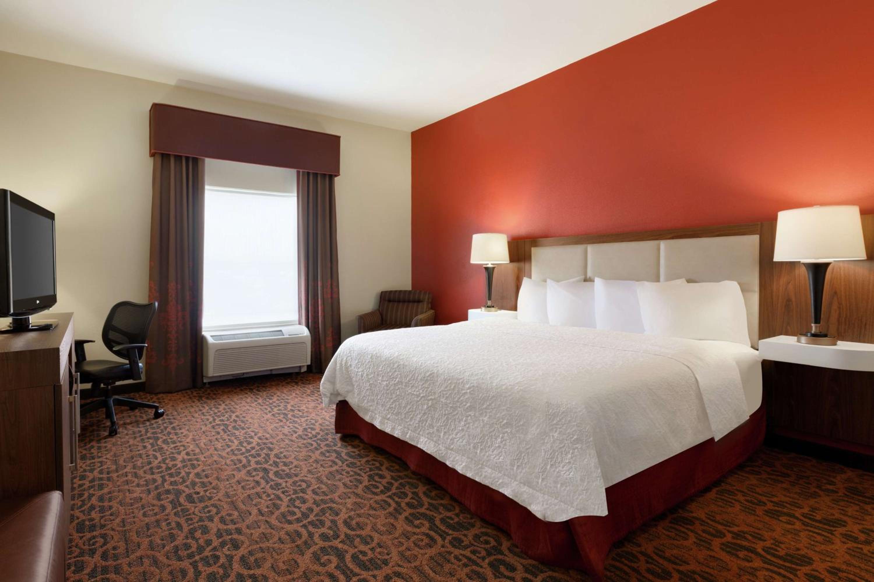 King Room with King Bed - Non-Smoking - Photo 5