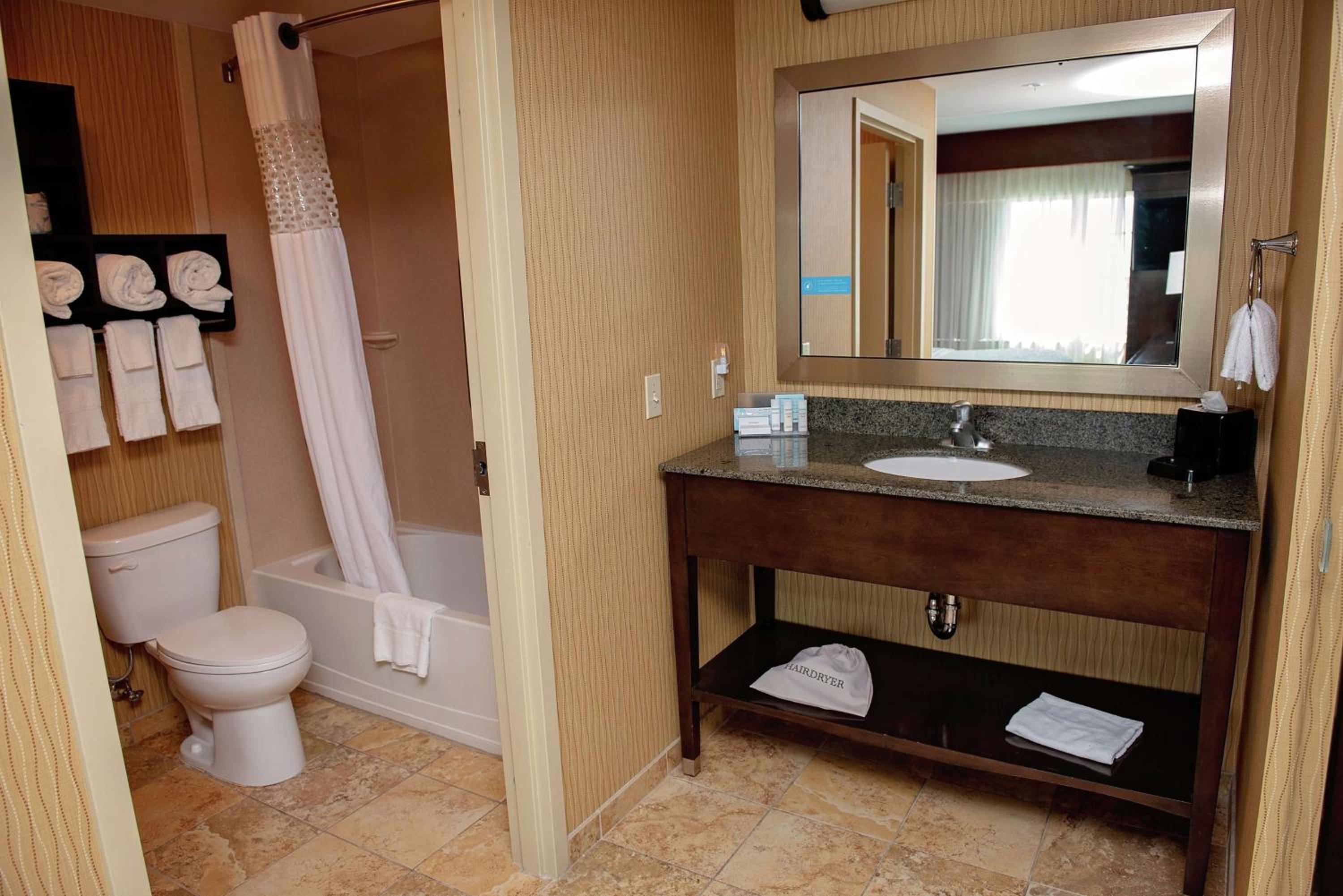 Queen Room with Two Queen Beds - Hearing Access/Non-Smoking photo 3