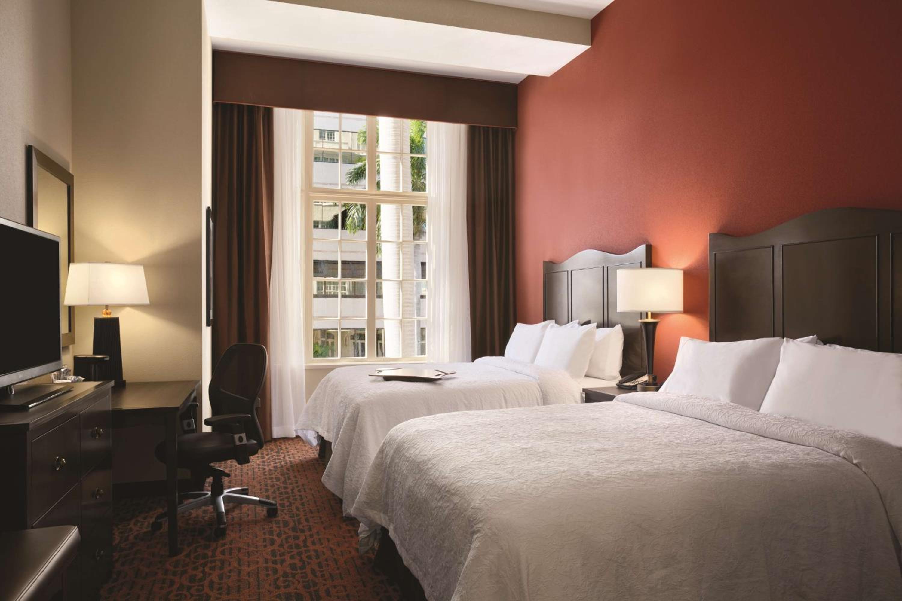 Queen Room with Two Queen Beds - Hearing Access/Non-Smoking photo 2