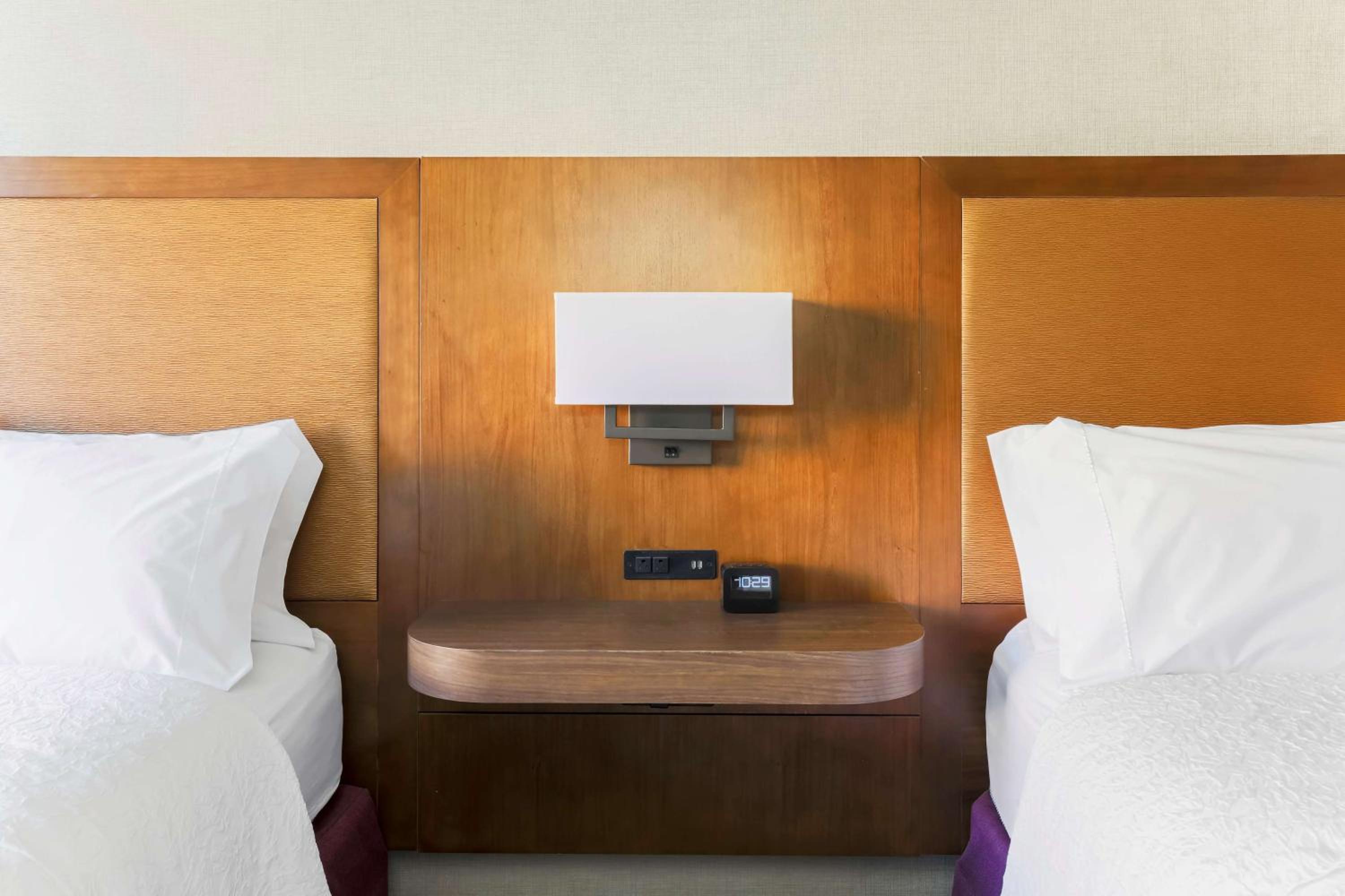 Room with Two Queen Beds - Non-Smoking - Photo 3
