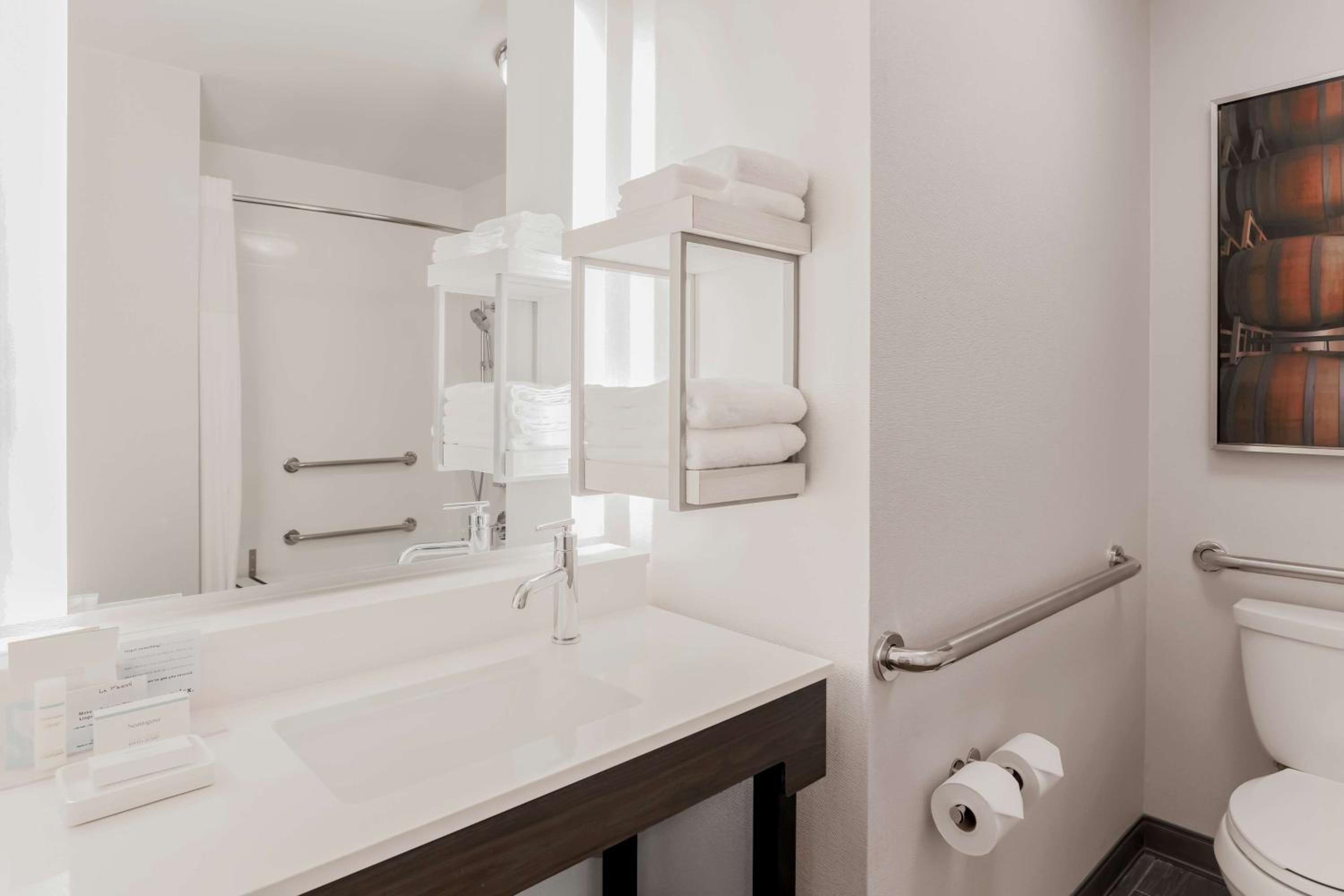 King Room Mobility and Hearing Access/Non-Smoking - Photo 3