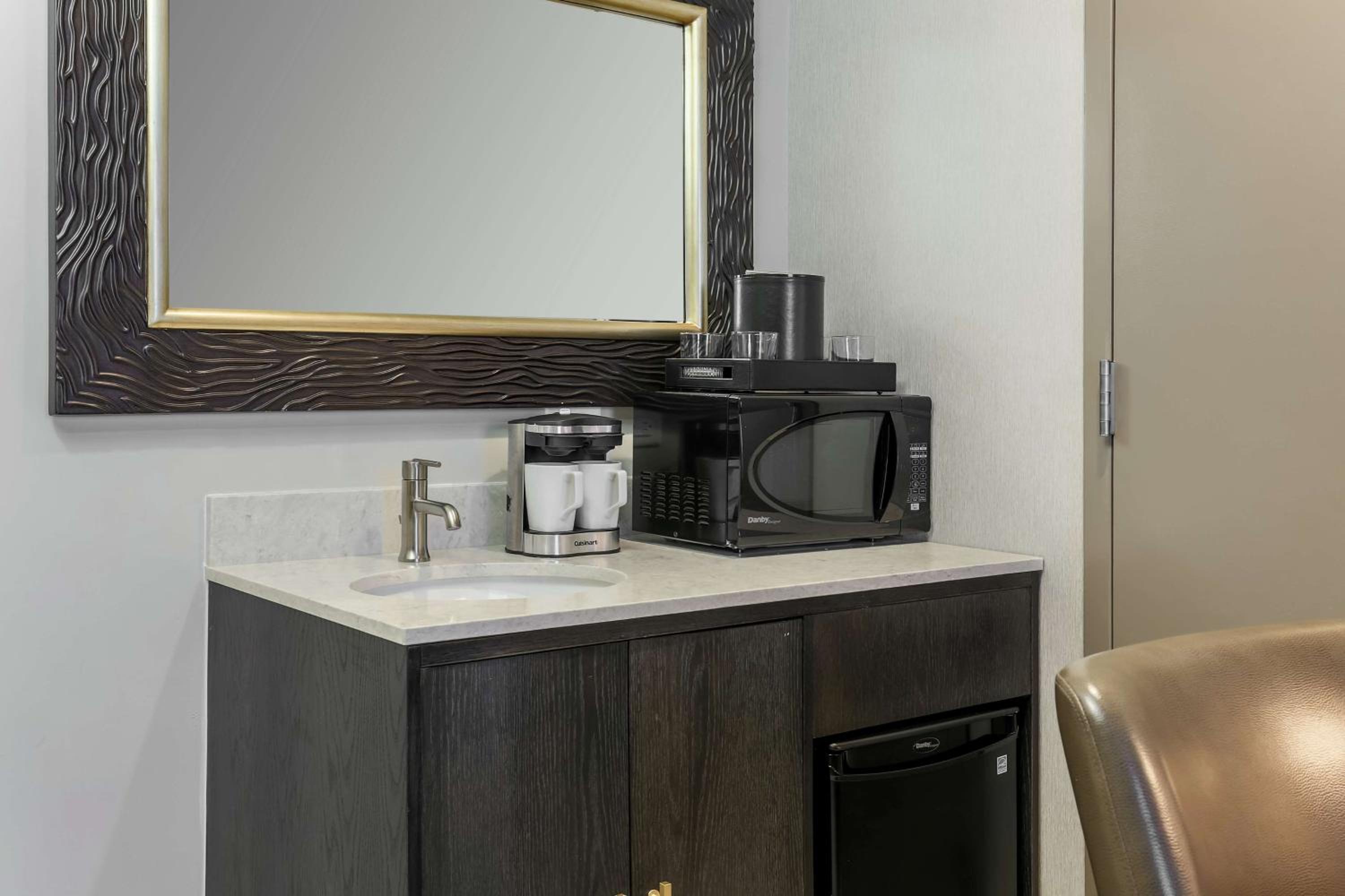 Two-Room Suite with Two Queen Beds - Mobility Access photo 2