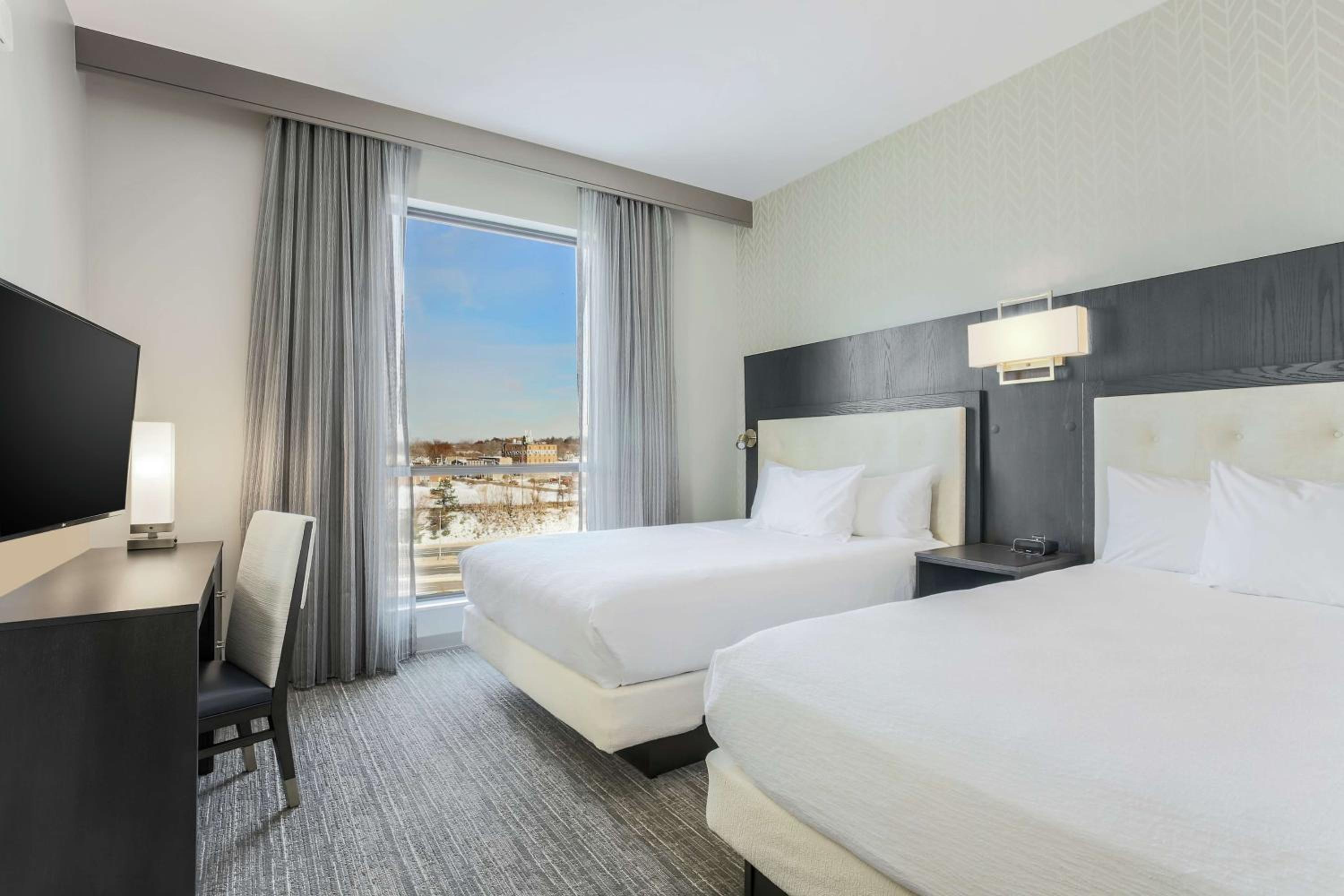 Queen Corner Suite with Two Queen Beds