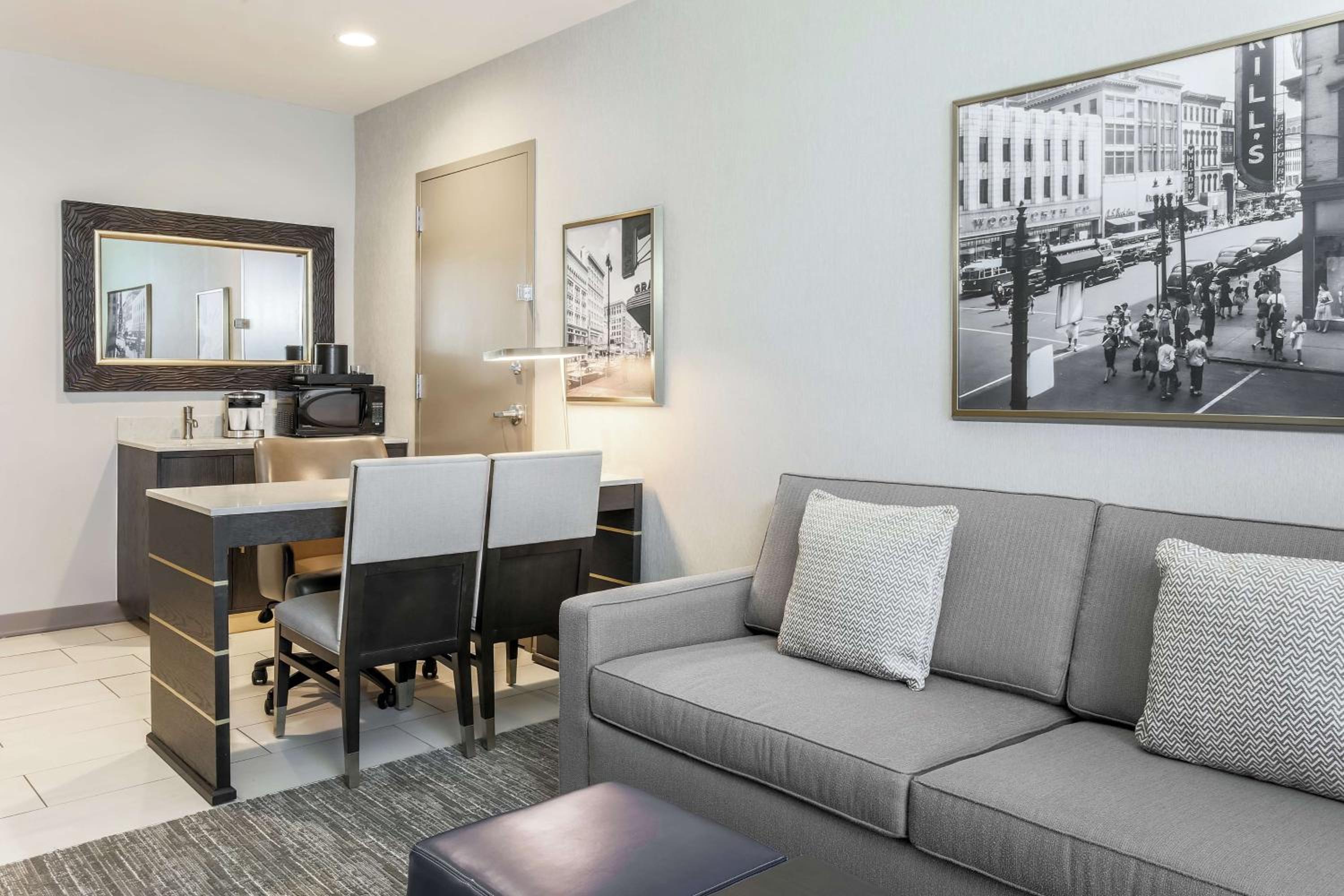 Two-Room Suite with Two Queen Beds - Mobility Access photo 3