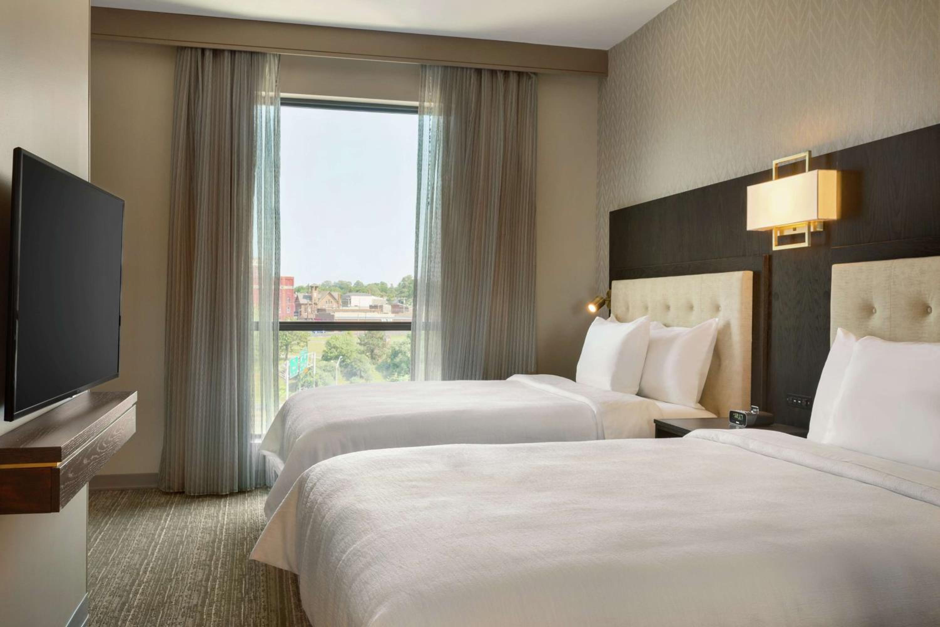Two-Room Queen Suite with Two Queen Beds