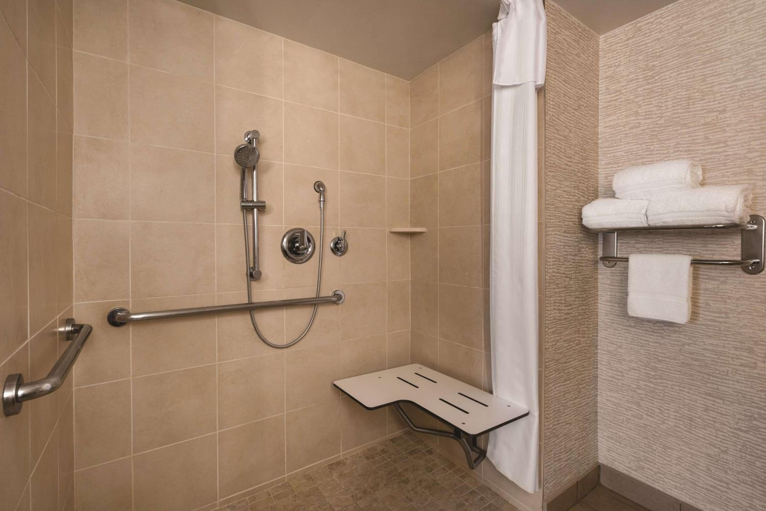 Queen Suite with Two Queen Beds - Hearing Access/Non-Smoking