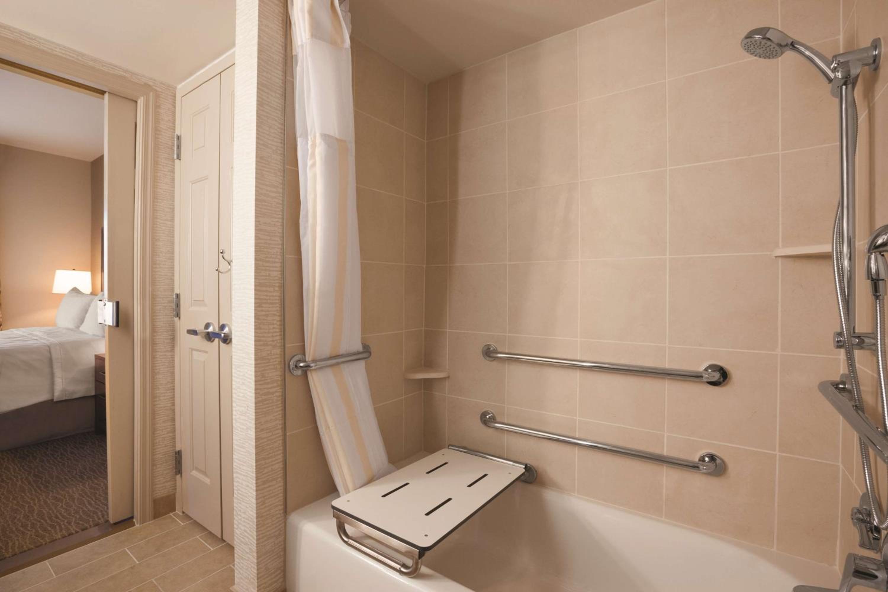 King Suite - Mobility Access/Non-Smoking