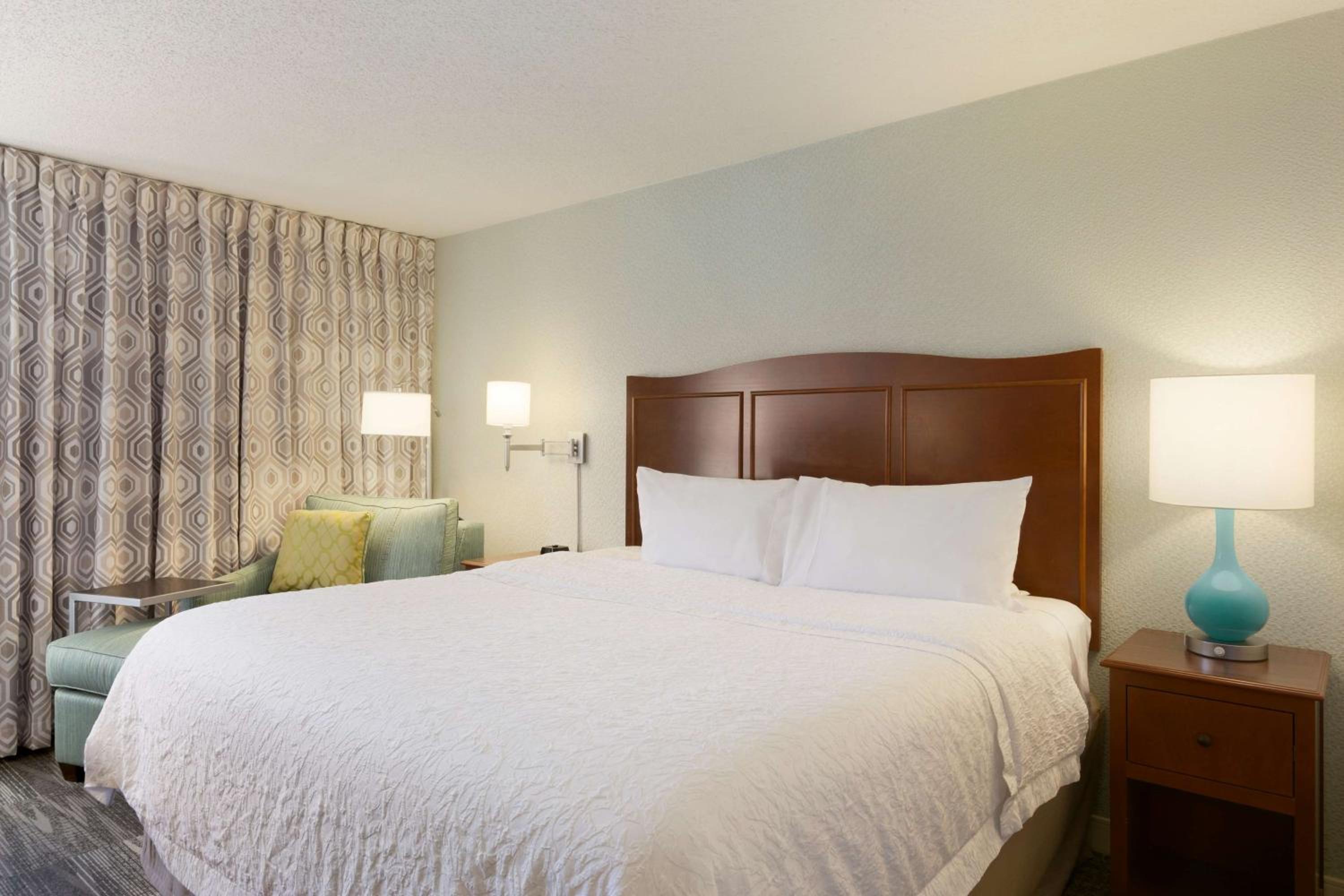 King Room with King Bed - Non-Smoking - Photo 7