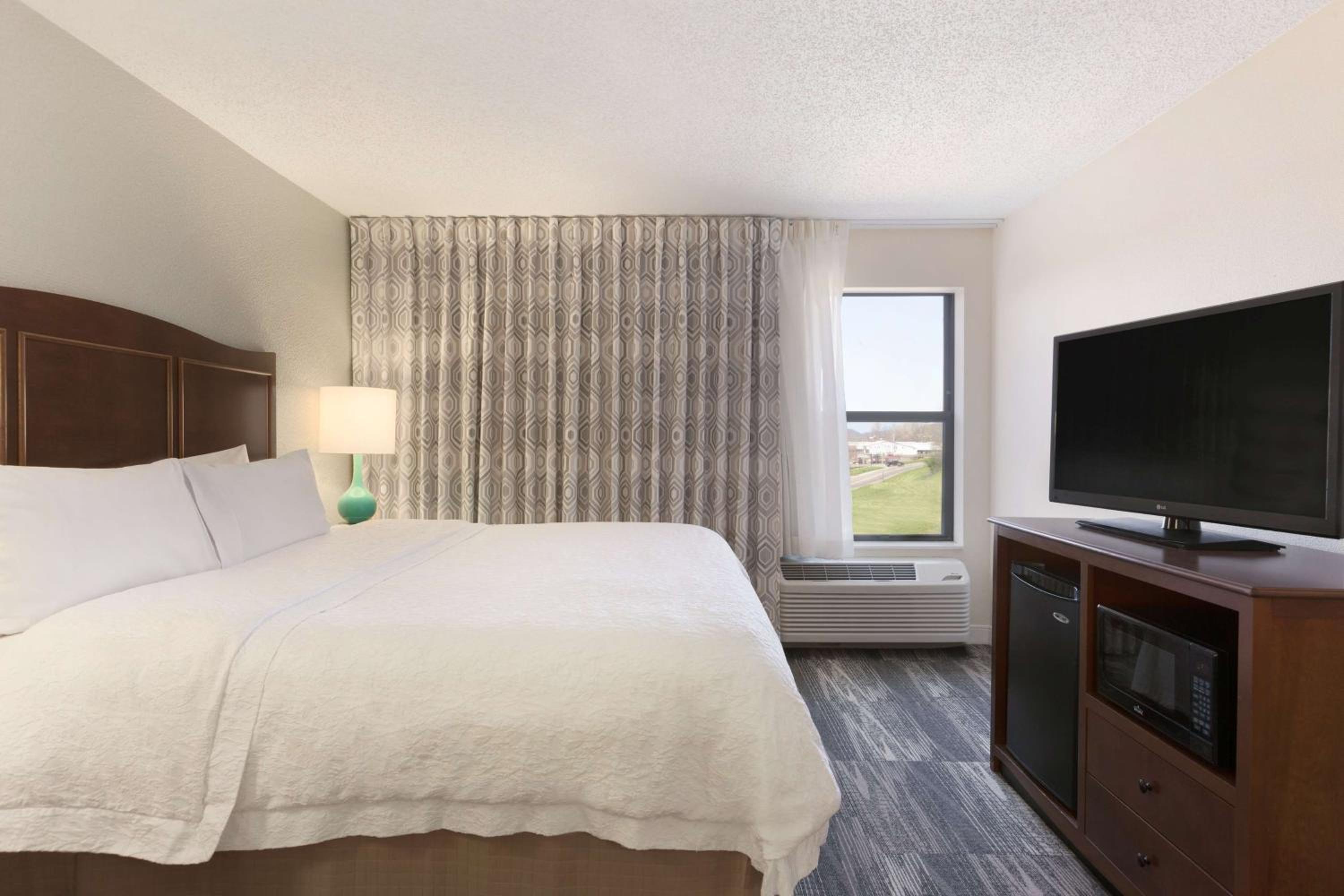 King Room with King Bed - Non-Smoking - Photo 1