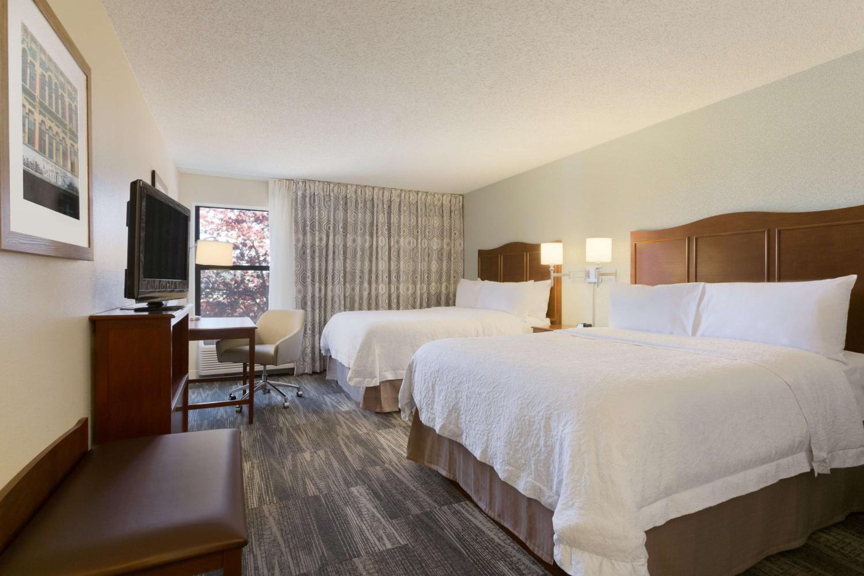 Room with Two Queen Beds - Non-Smoking - Photo 3