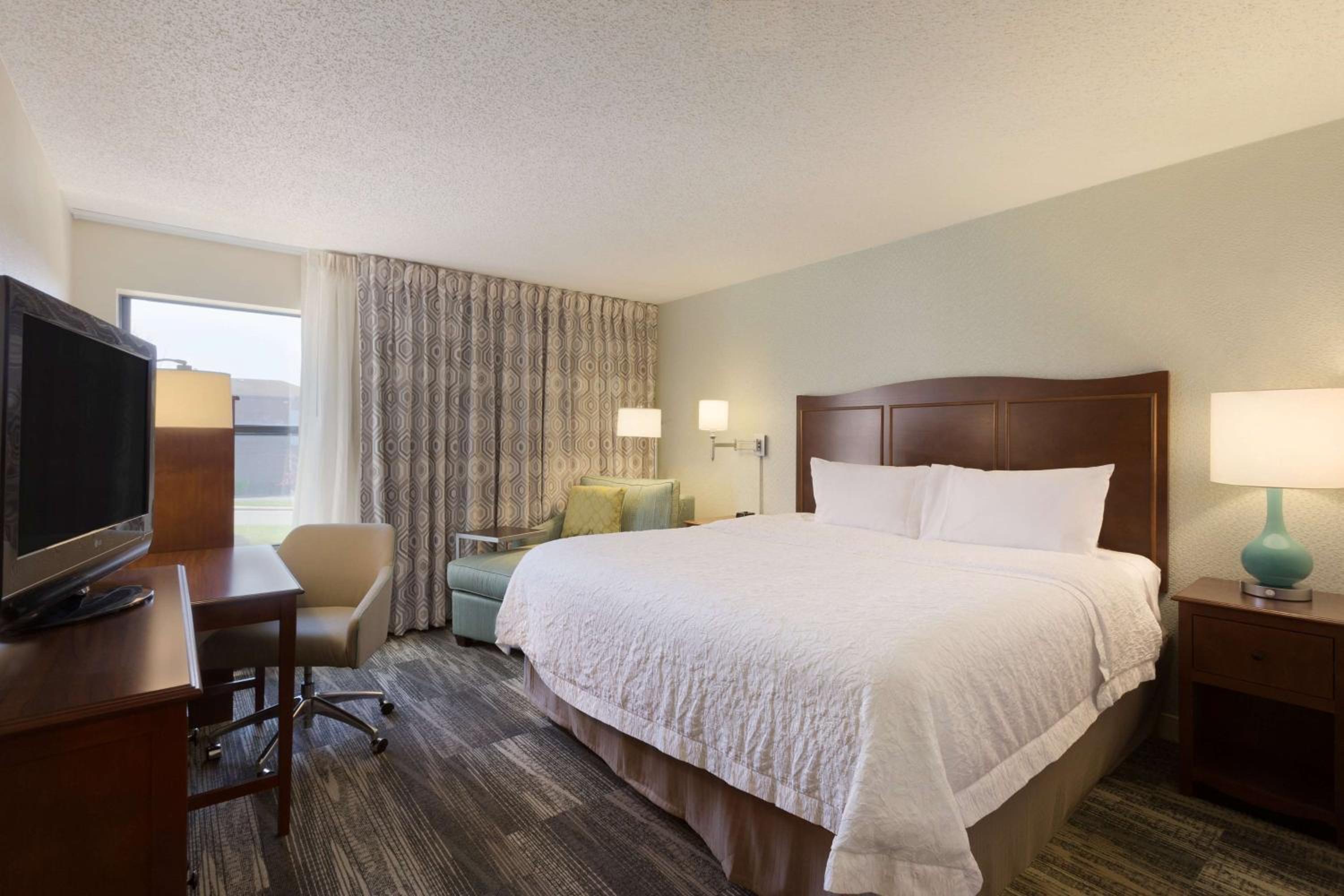King Room with King Bed - Non-Smoking - Photo 4