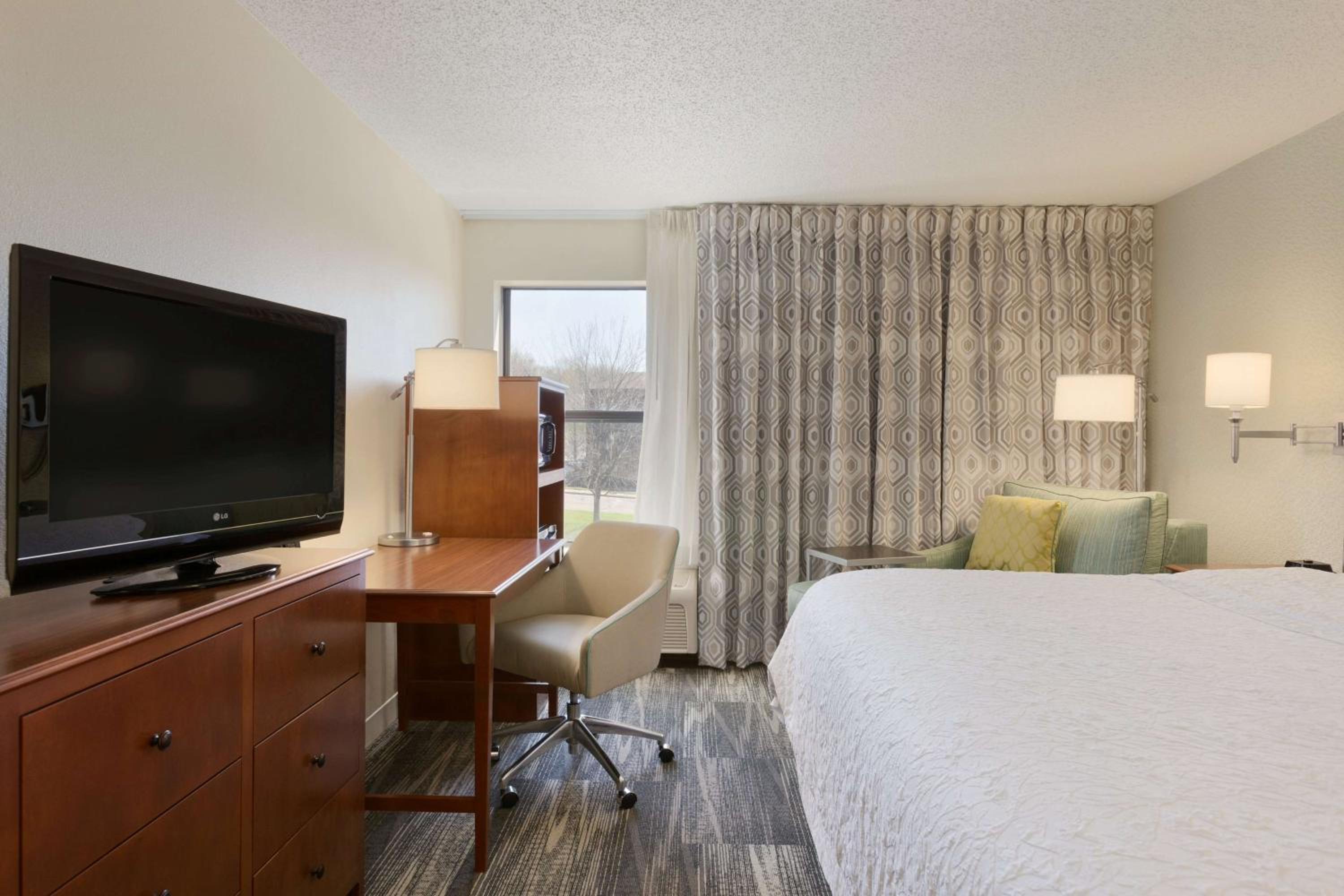 King Room with King Bed - Non-Smoking - Photo 5