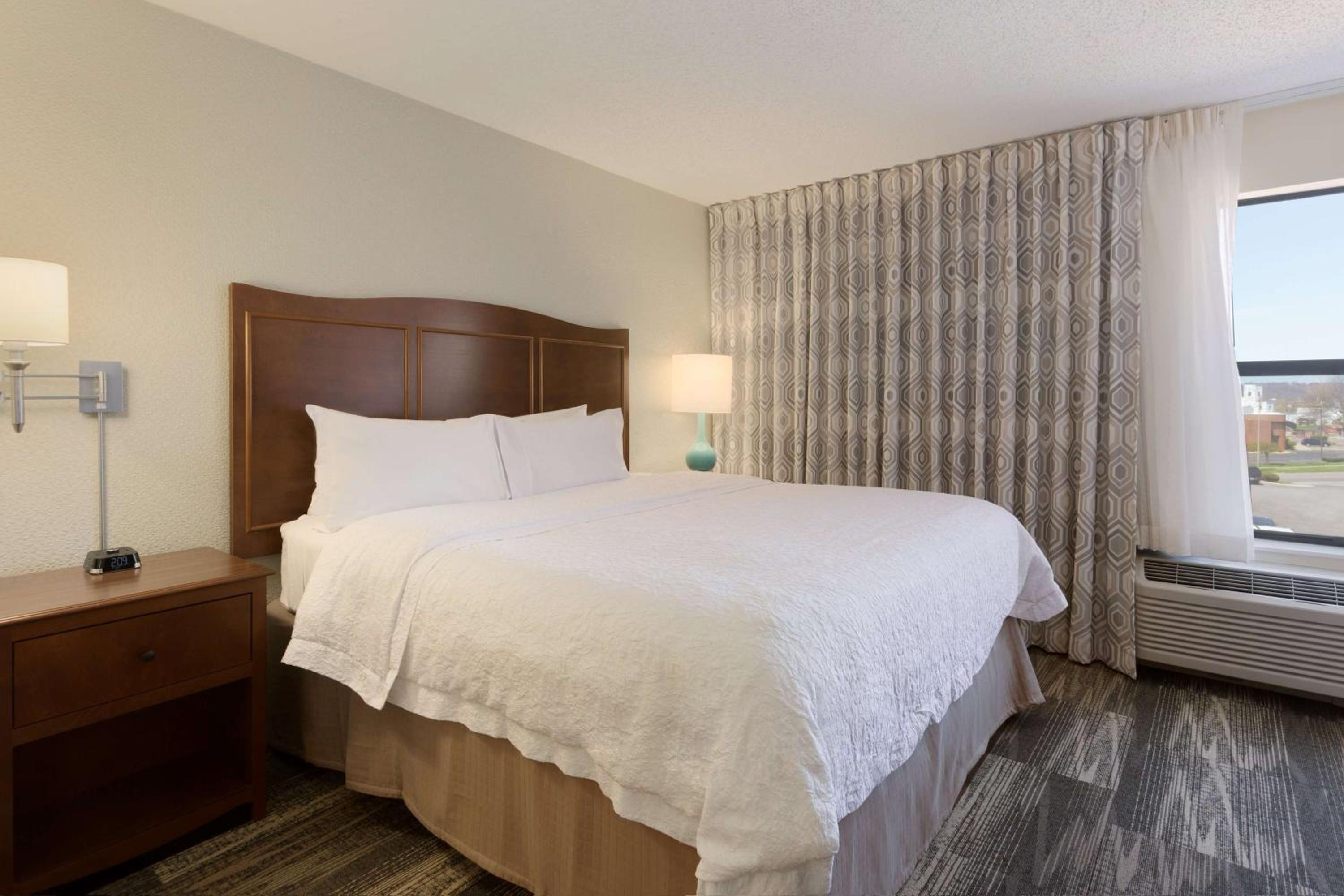 King Room with King Bed - Non-Smoking - Photo 3