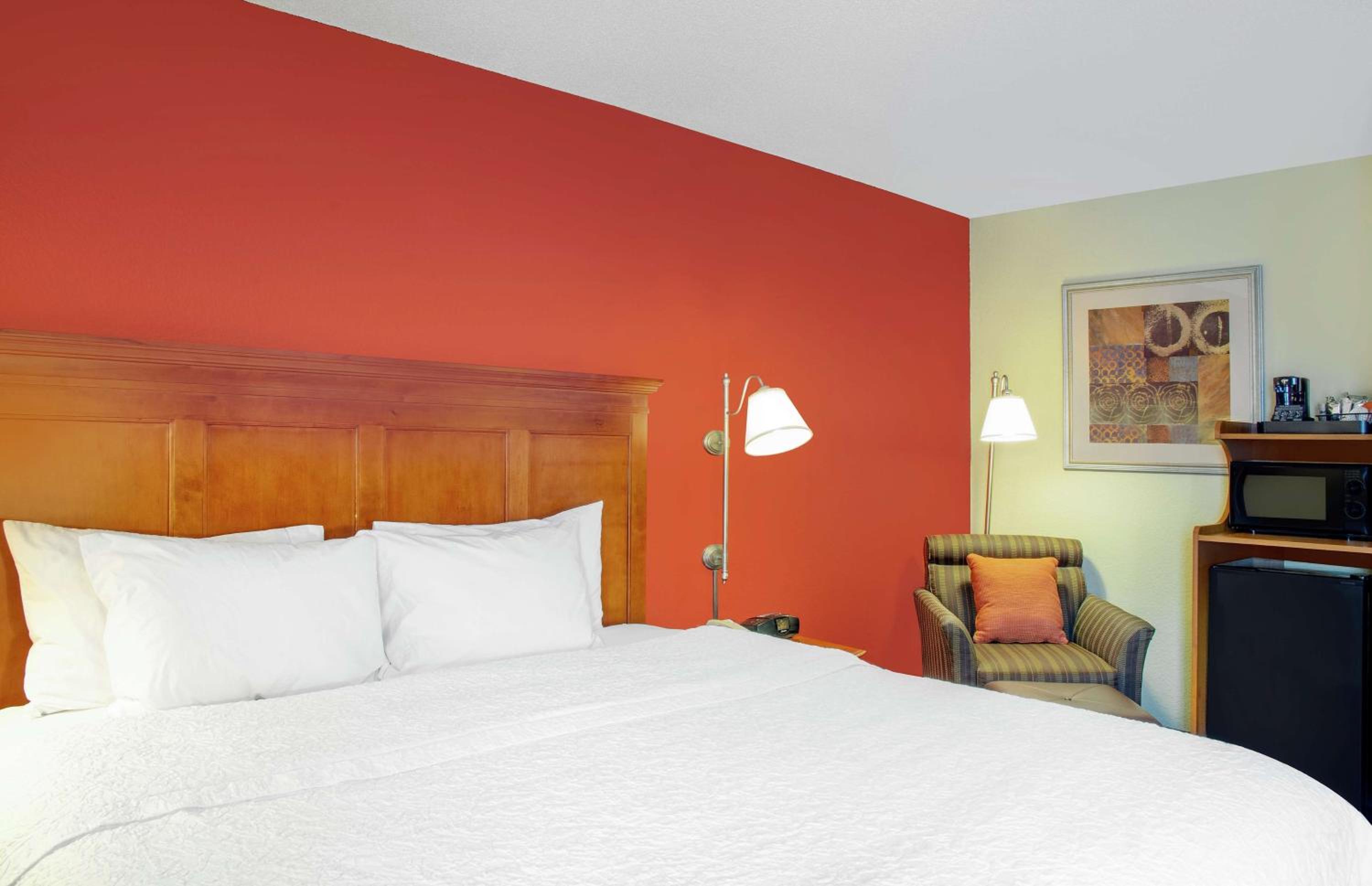 King Room with King Bed - Non-Smoking - Photo 1