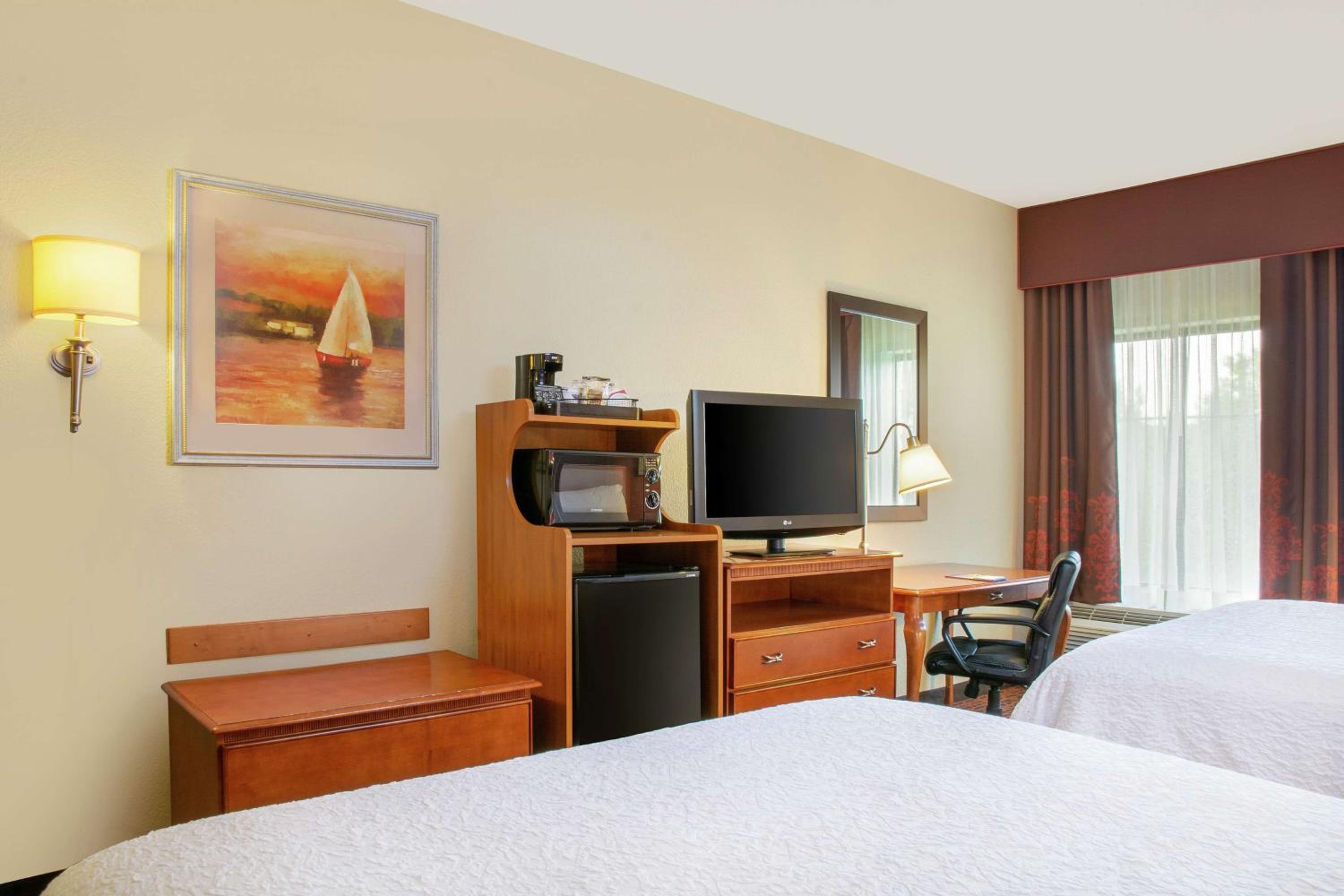 Room with Two Queen Beds - Non-Smoking - Photo 5
